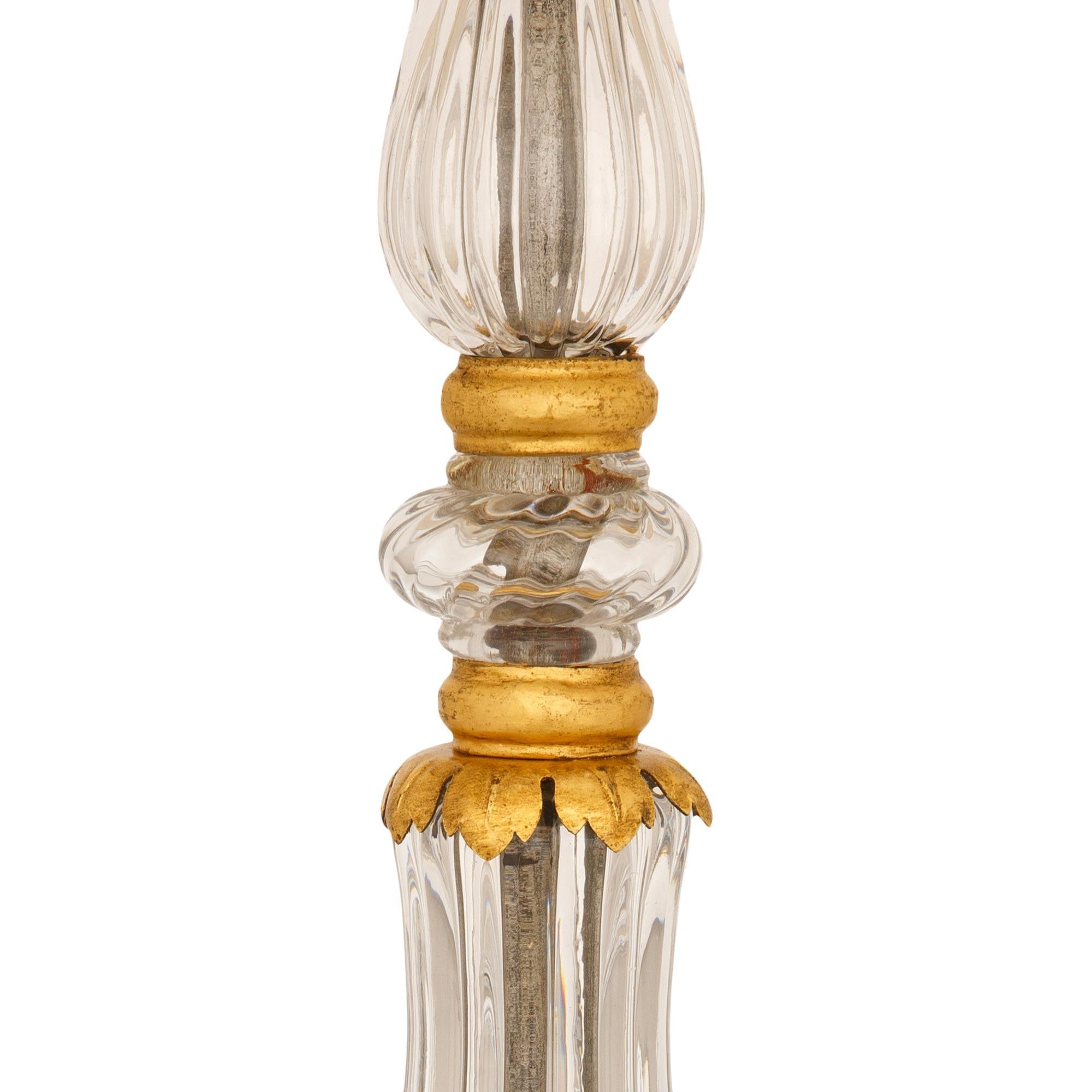 Lámpara francesa del siglo XIX de cristal de Baccarat, metal dorado y madera dorada en Bueno estado para la venta en West Palm Beach, FL