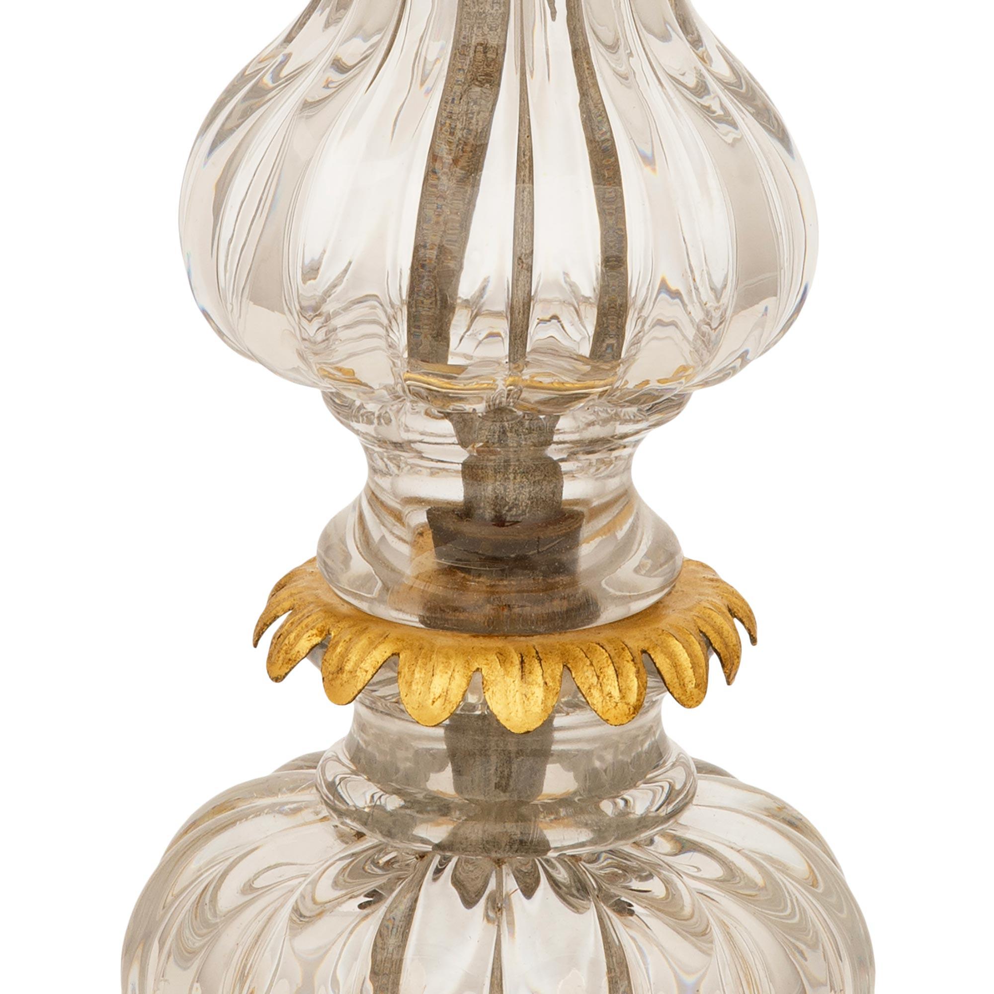 Lámpara francesa del siglo XIX de cristal de Baccarat, metal dorado y madera dorada Metal en venta