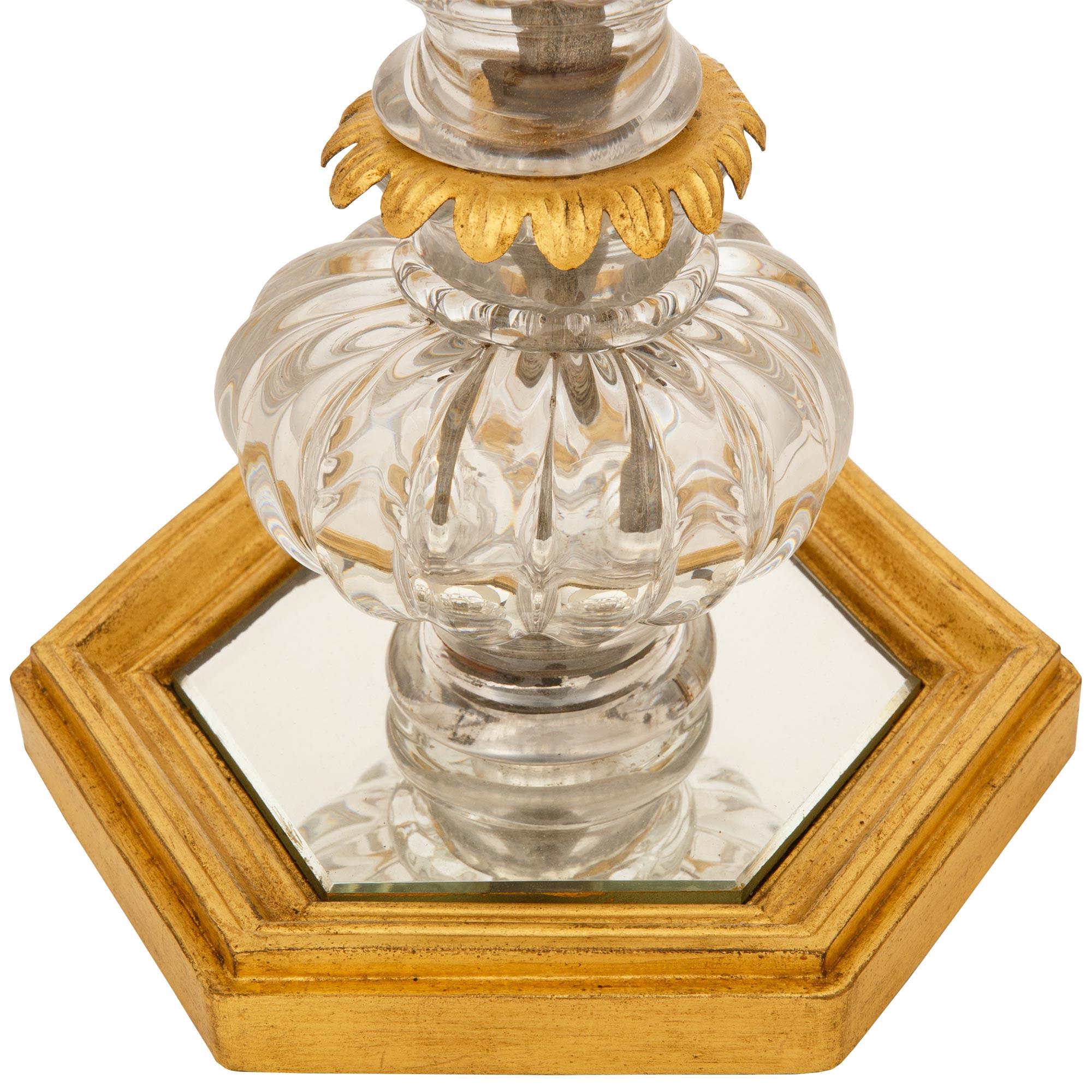 Lámpara francesa del siglo XIX de cristal de Baccarat, metal dorado y madera dorada en venta 1