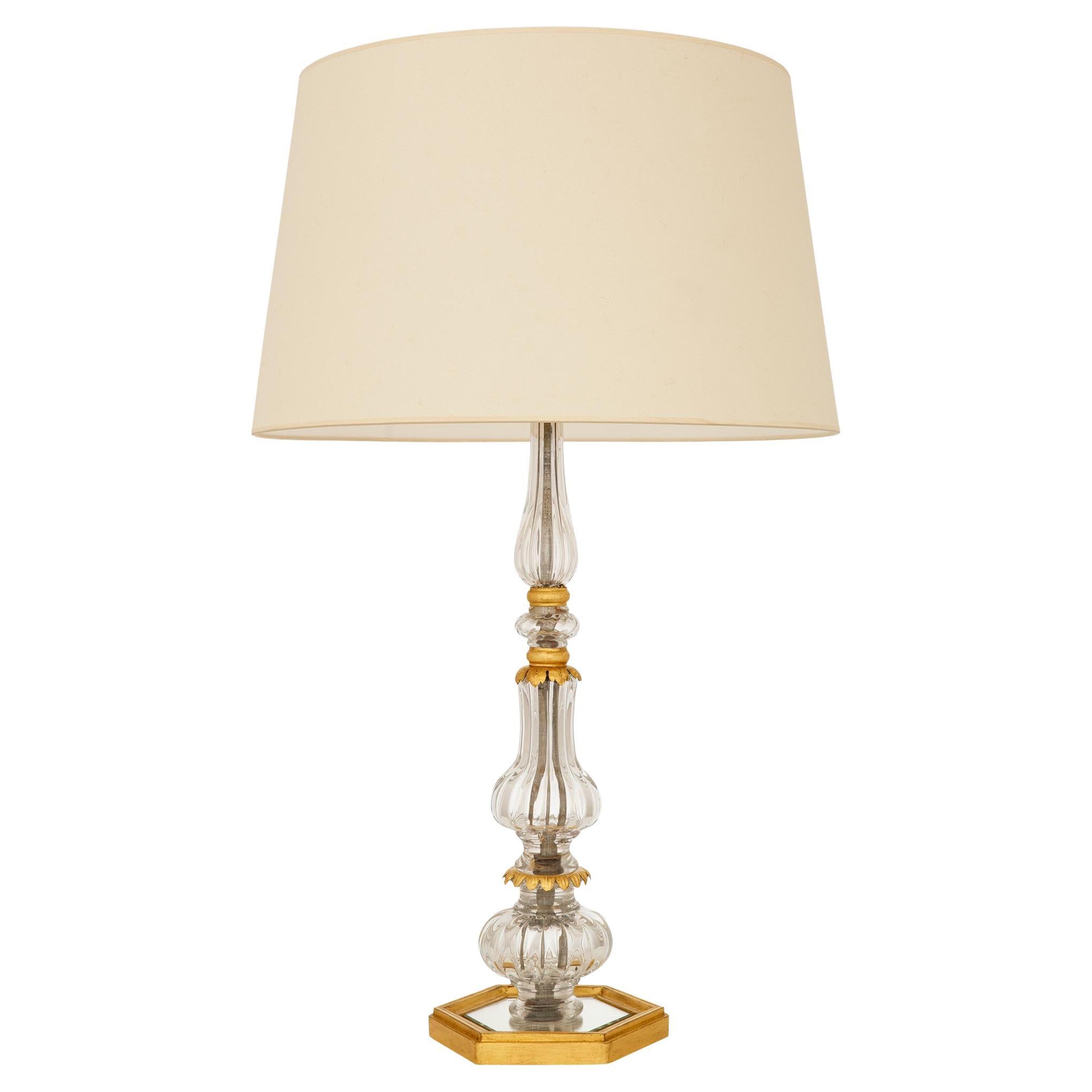 Lámpara francesa del siglo XIX de cristal de Baccarat, metal dorado y madera dorada