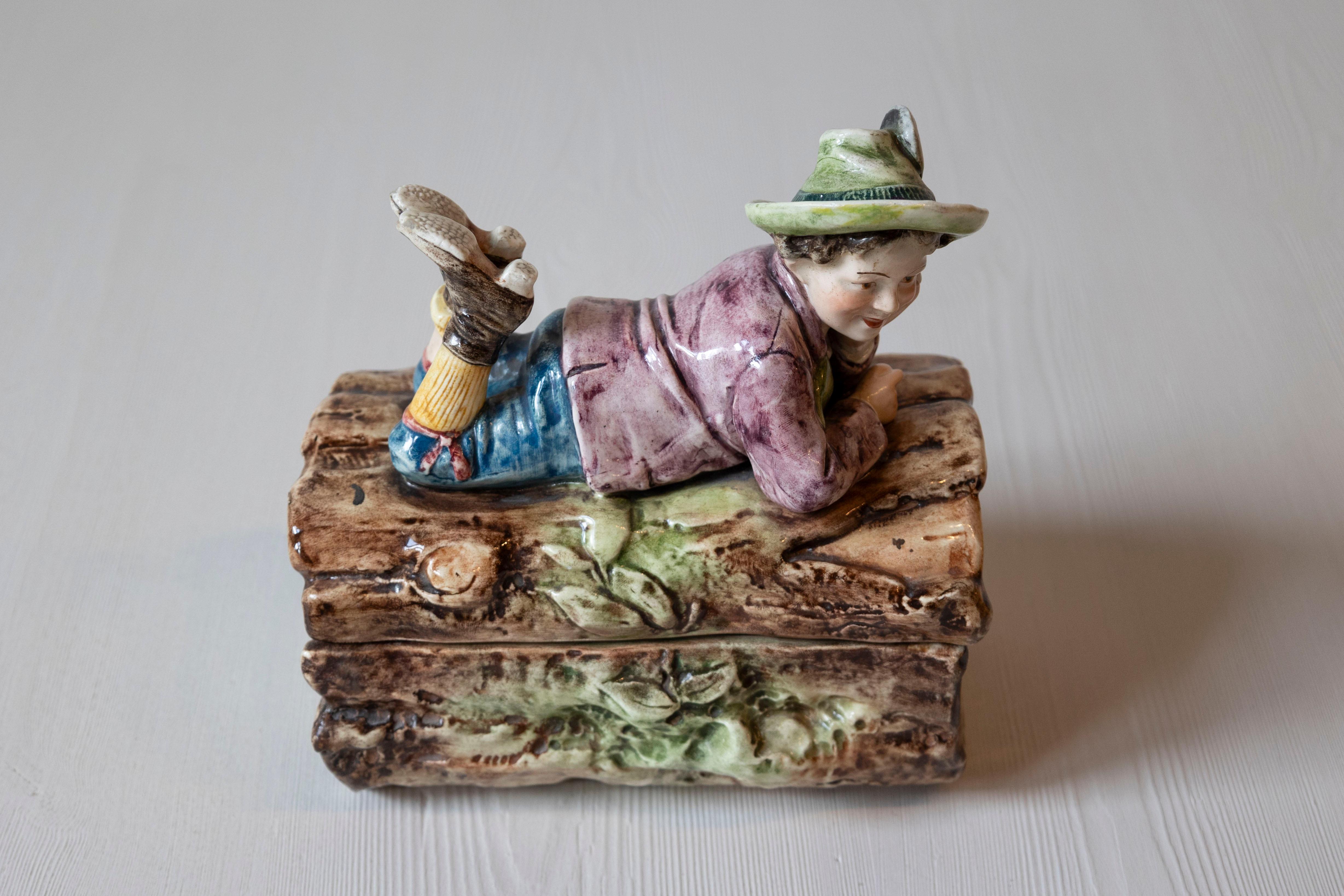 French 19th Century Barbotine Bonbon Box Depicting a Boy Laying on a Tree Trunk In Good Condition For Sale In Atlanta, GA