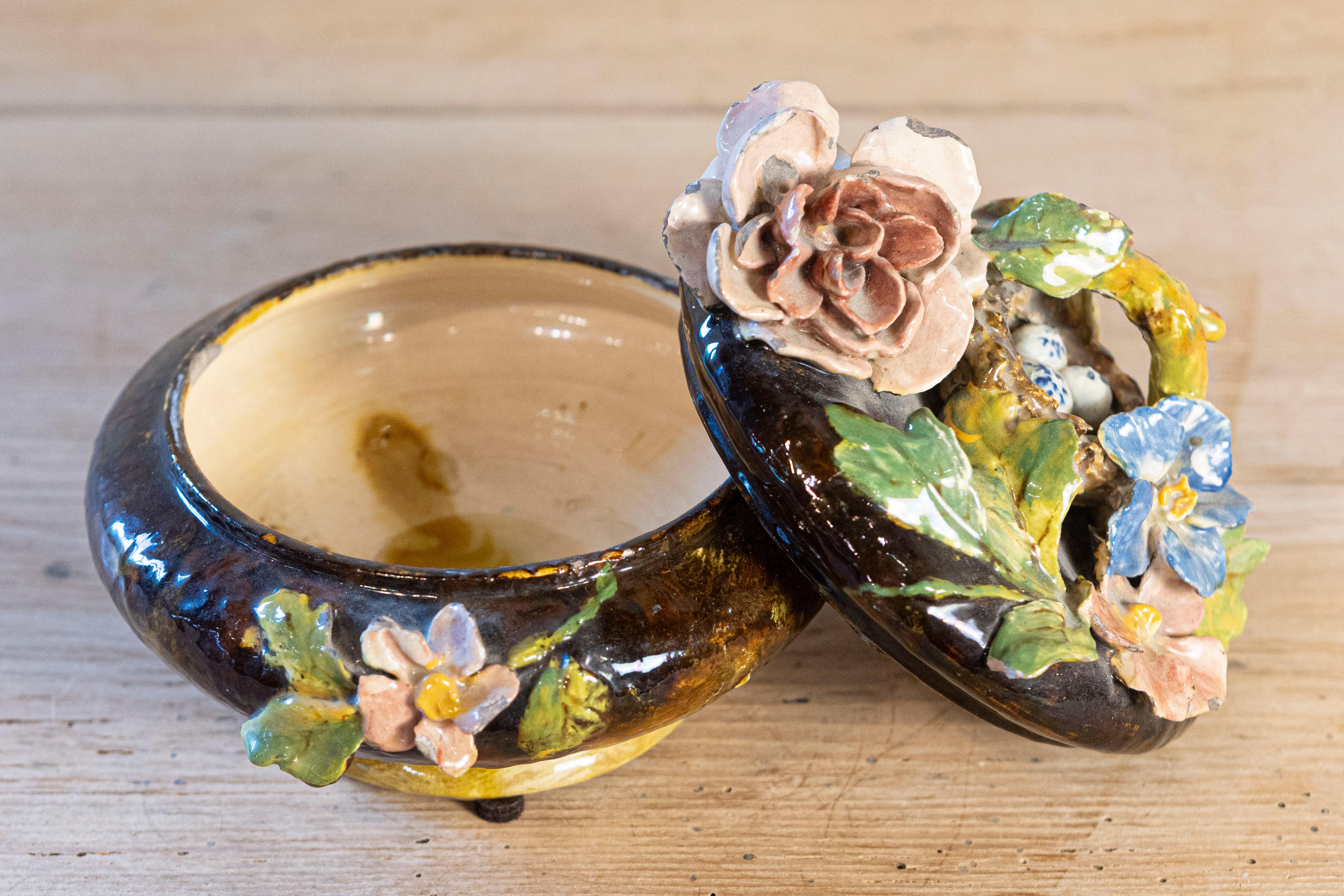 Bol couvert en Barbotine du 19ème siècle avec décor floral et nid d'oiseau Bon état - En vente à Atlanta, GA