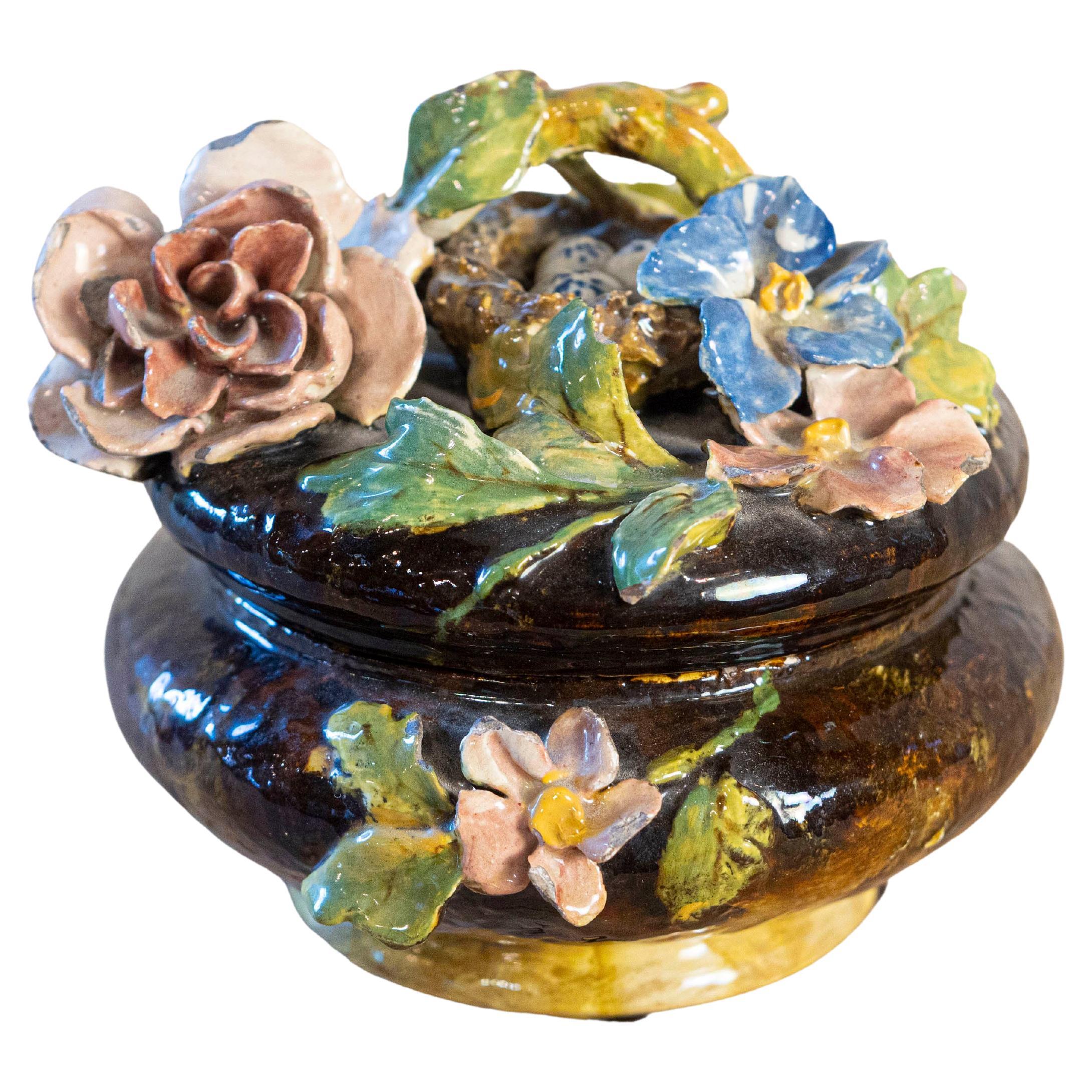 Französische Schale mit Barbotine aus dem 19. Jahrhundert mit Blumendekor und Vogelnest