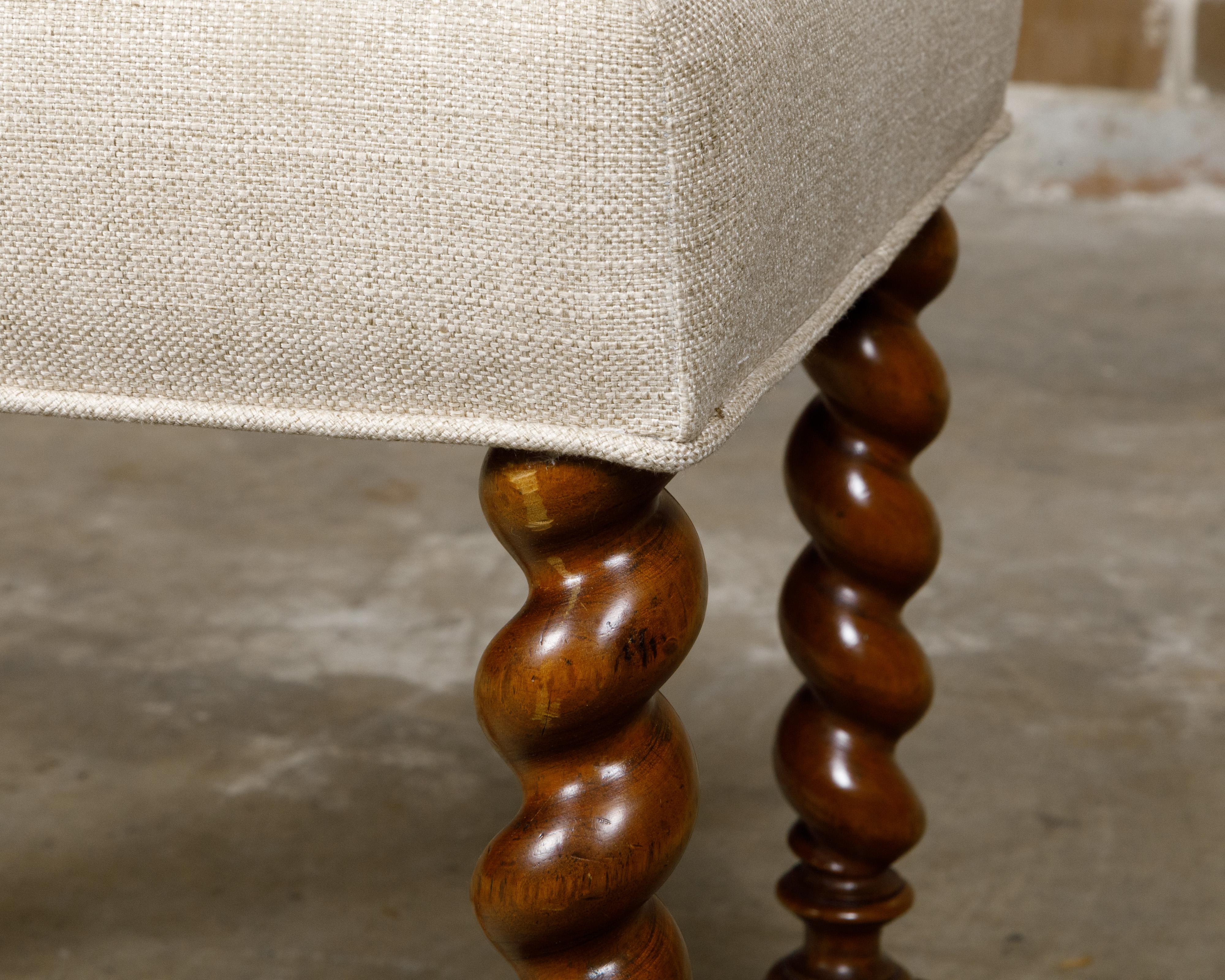 Sgabello francese del XIX secolo Barley Twist con pinna e tappezzeria in lino personalizzata in vendita 4