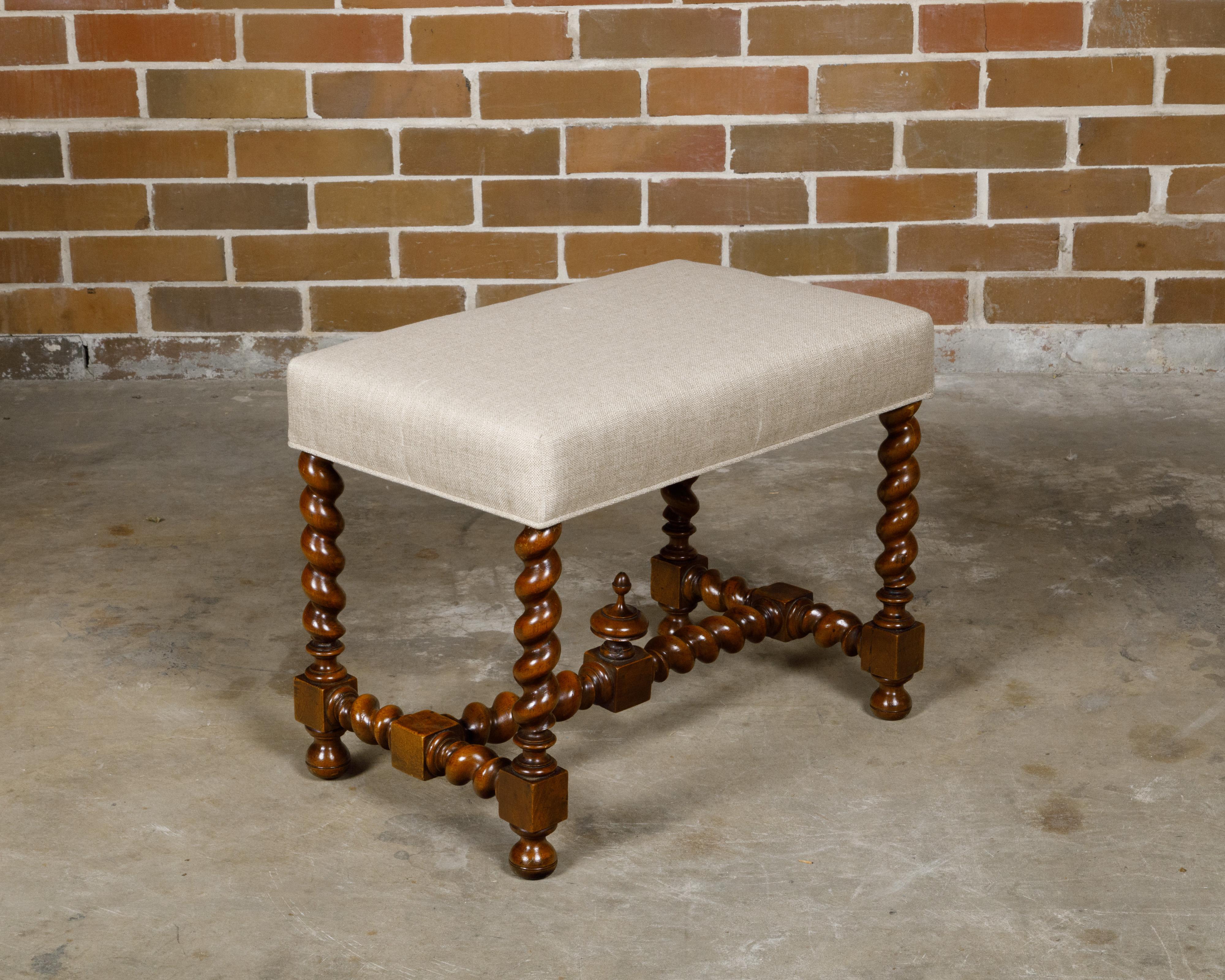Sgabello francese in noce del XIX secolo con base a tortiglione d'orzo, finalino tornito e rivestimento in lino personalizzato. Nato in Francia nel XIX secolo, questo squisito sgabello in noce presenta una base a tortiglione d'orzo splendidamente