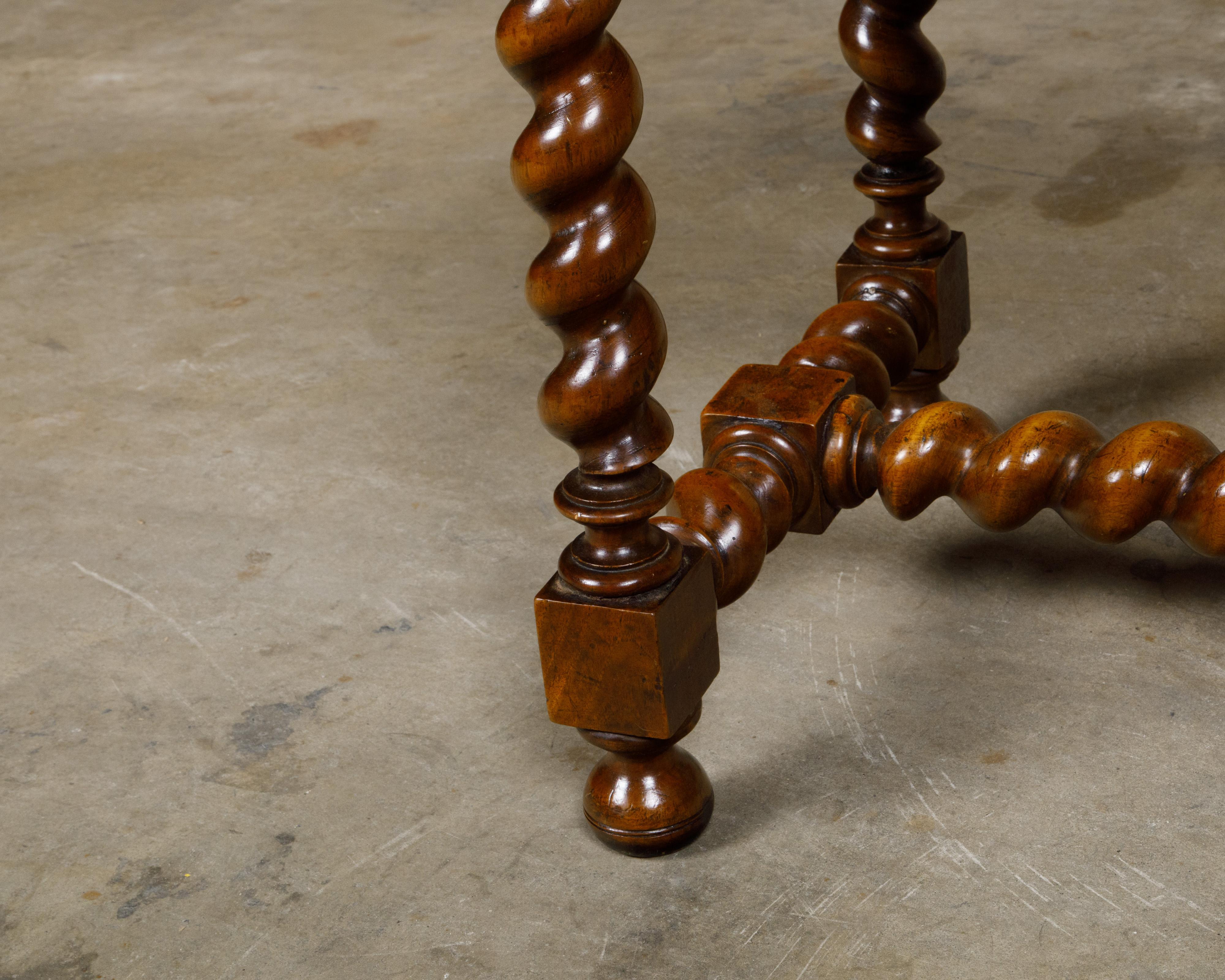 Sgabello francese del XIX secolo Barley Twist con pinna e tappezzeria in lino personalizzata in vendita 1