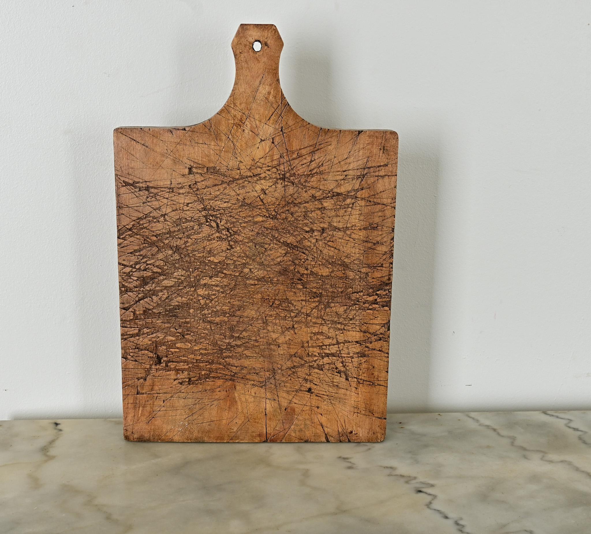 Œuvre d'art ou artefact, cette planche à découper du XIXe siècle en France révèle une histoire fascinante. La forme sophistiquée de la poignée et la courbure du manche ajoutent encore à l'intérêt de l'objet. Voir les images détaillées. 