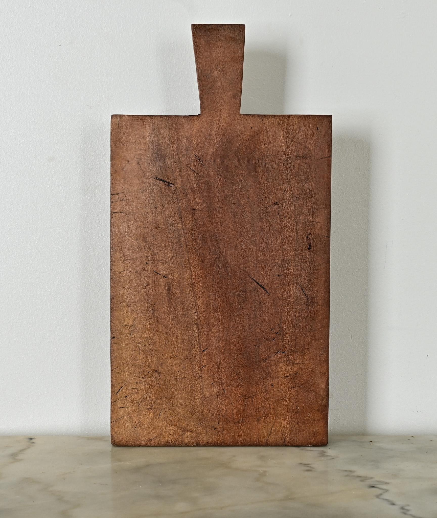 This solid-plank French chopping block features beautiful simplicity and scale to use or display. Light chop marks intersecting the warm hue of the wood grain bring visual interest to the otherwise modest form. View the detailed images. 