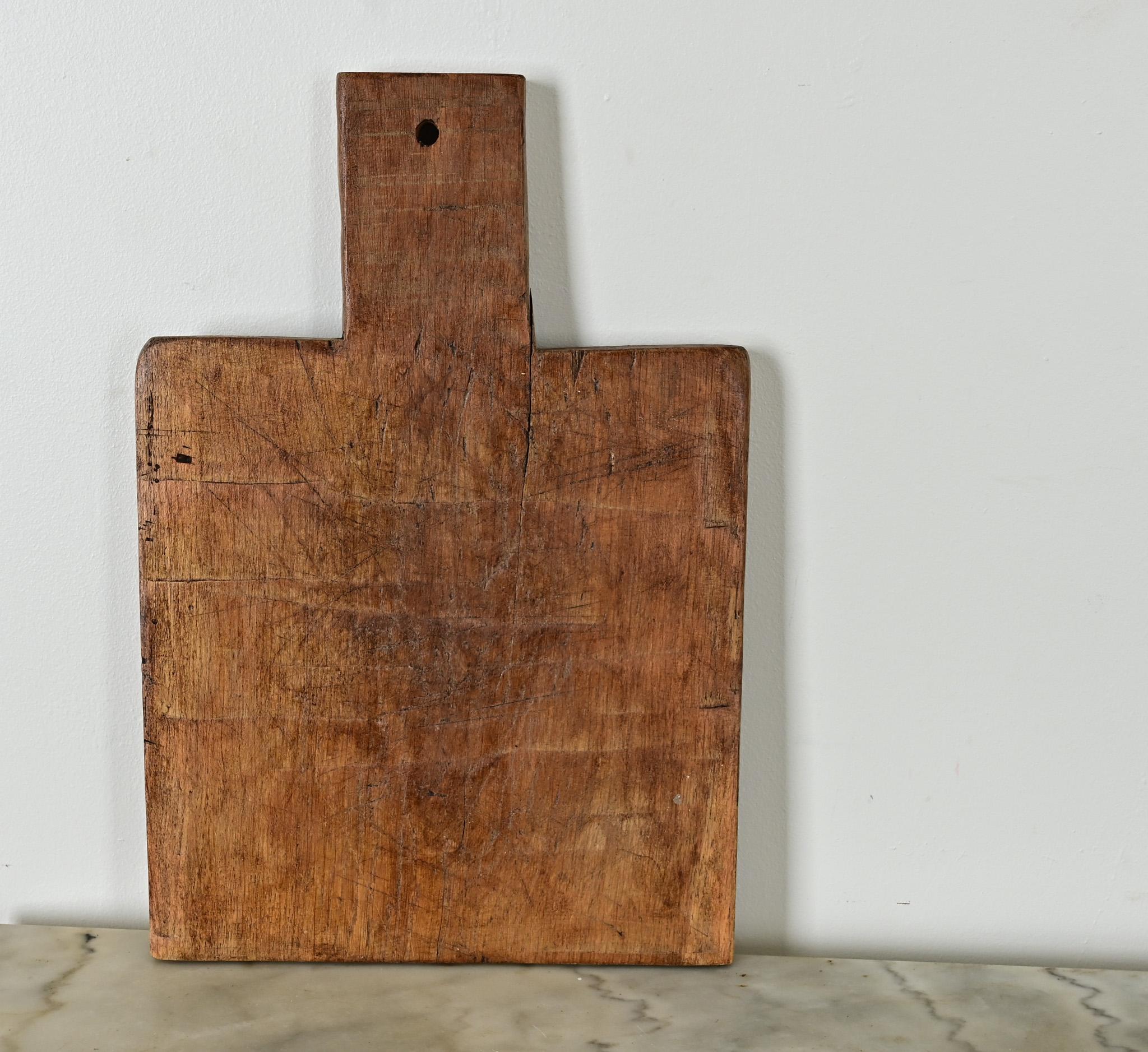 Dieser in Form und Funktion schlichte Hackklotz aus Frankreich ist aus einem massiven Stück Buche mit nur rechten Winkeln geschnitten. Die Oberfläche ist von der Säge herrlich geriffelt, die niedrigen Wellen der Holzmaserung werden durch Hiebspuren