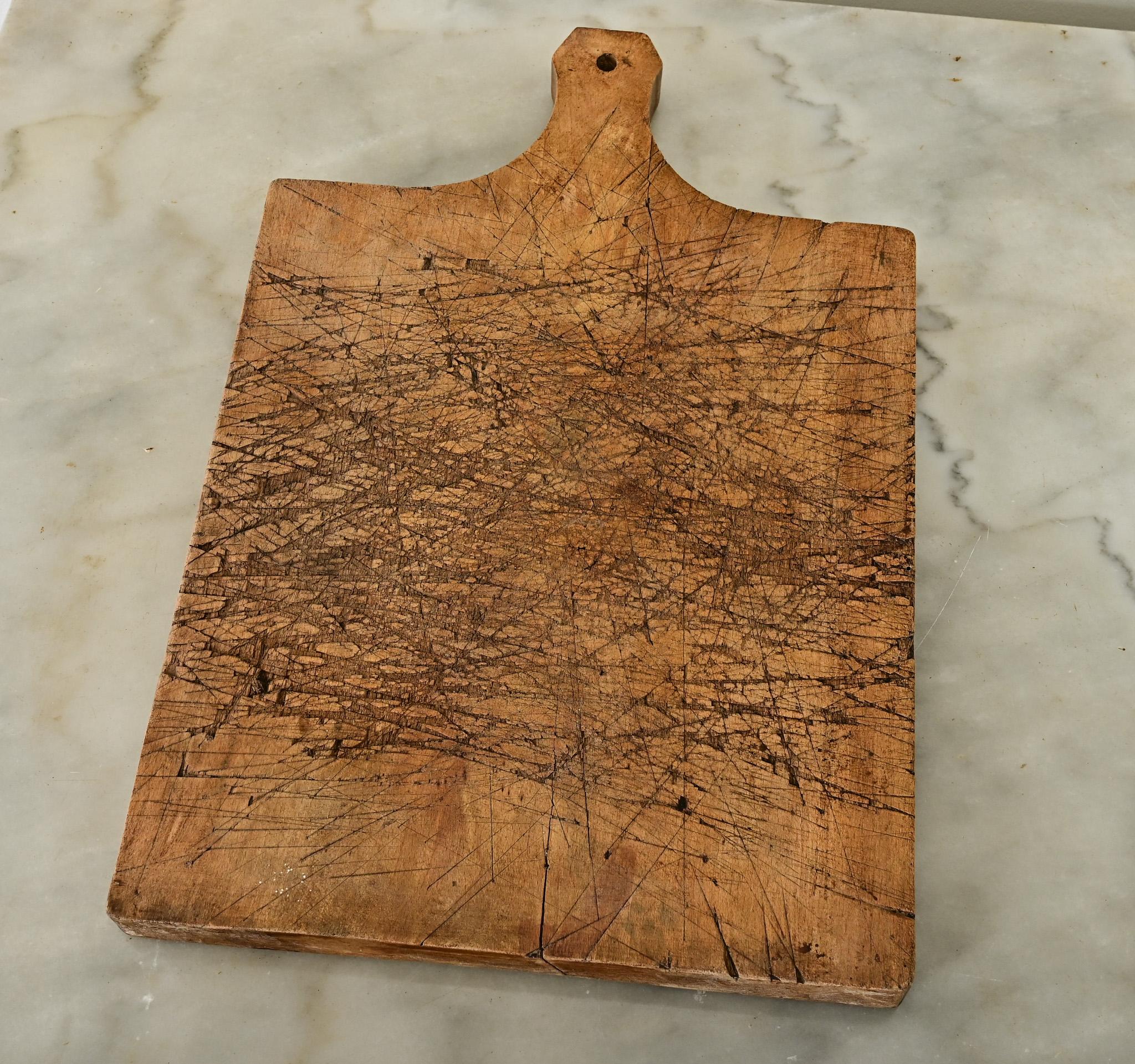 Sculpté à la main Planche à découper en hêtre français du 19e siècle en vente