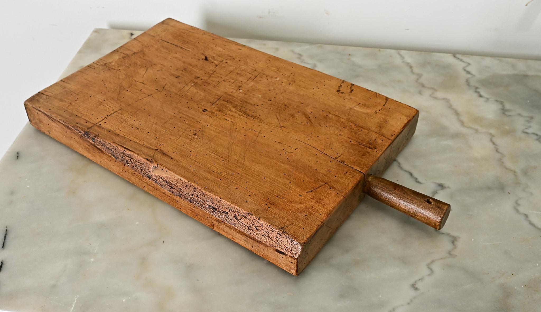 Sculpté à la main Planche à découper en hêtre français du 19e siècle en vente