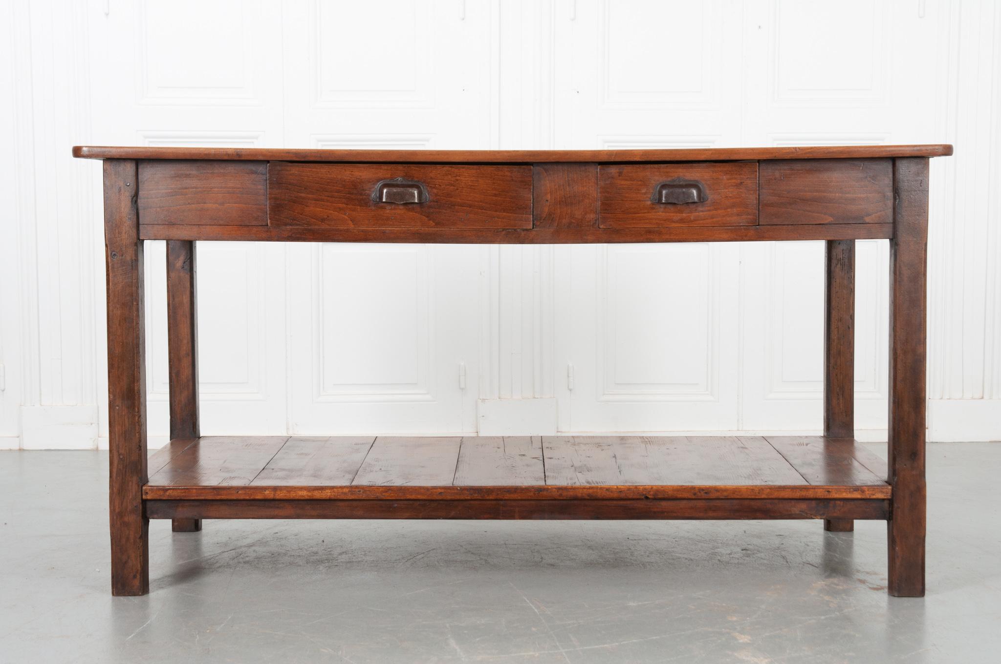 Cette belle table en hêtre est originaire de France, vers 1890, et est en très bon état. Quatre planches de bois constituent la surface supérieure pour vous permettre d'admirer le grain ondulé, lissé avec de la cire en pâte française pour révéler la