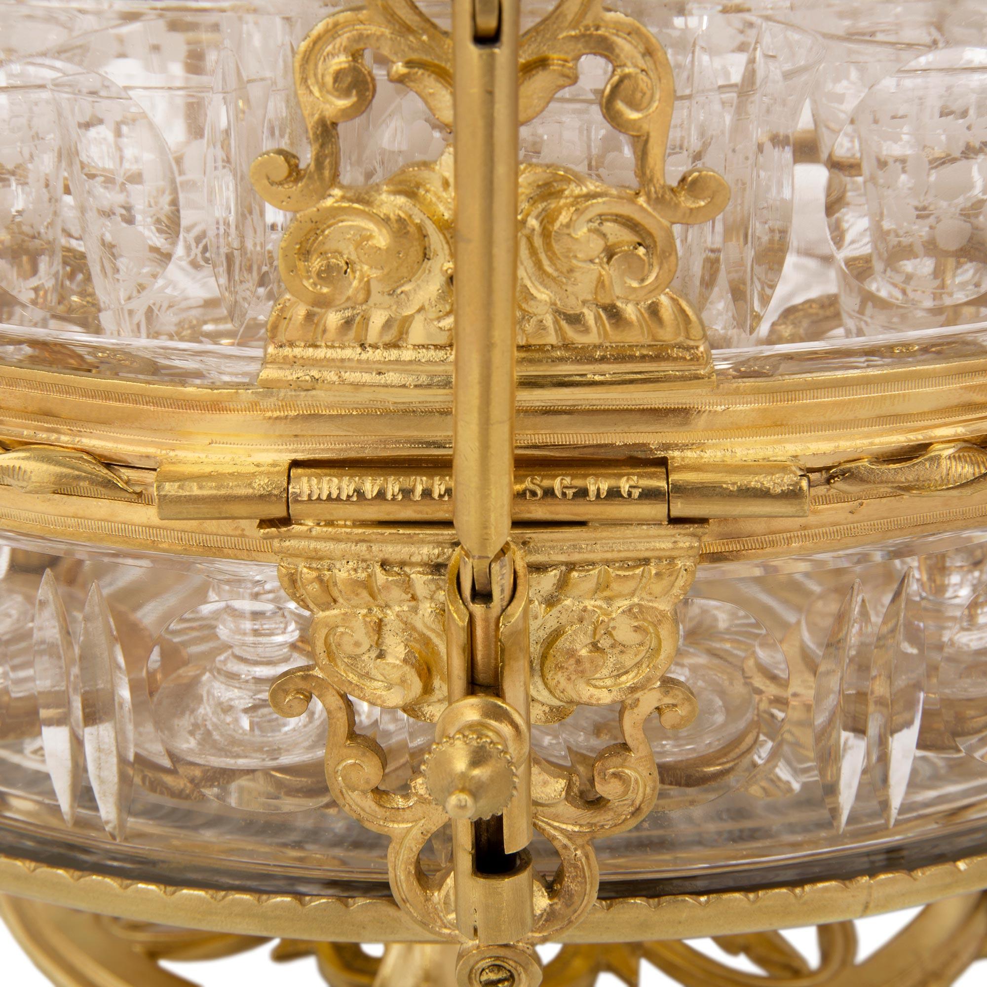 Cave à liqueur en cristal de Baccarat du 19ème siècle de la période Belle Poque française en vente 1