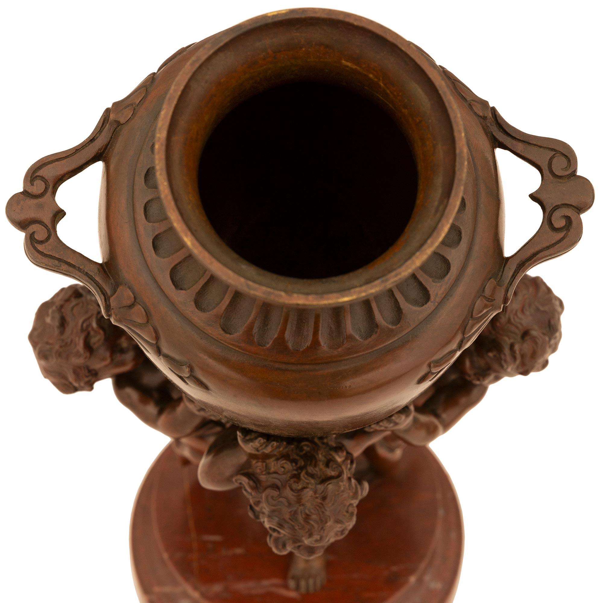 Urna francese del XIX secolo in bronzo e marmo del periodo Belle Epoque in vendita 4