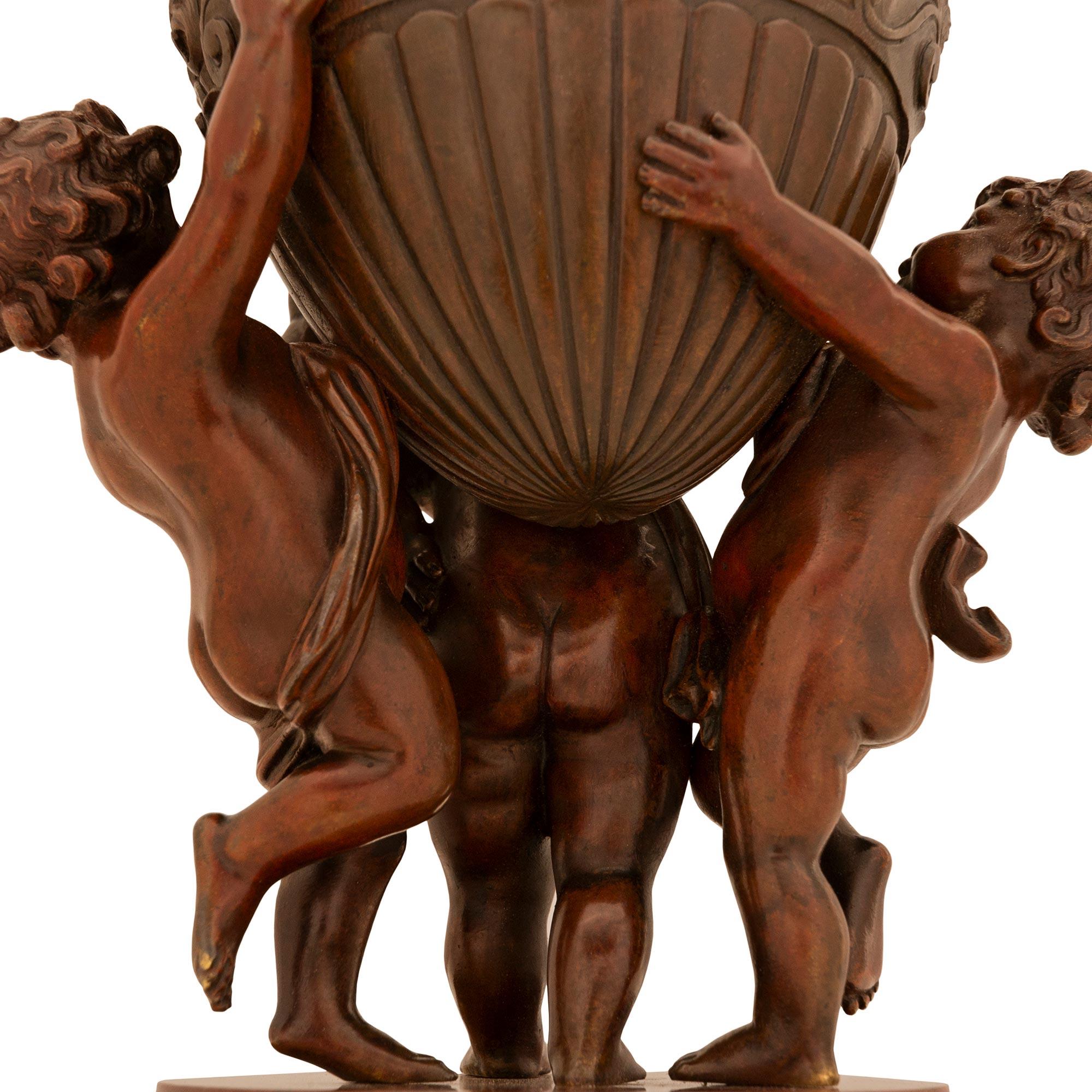 Urna francese del XIX secolo in bronzo e marmo del periodo Belle Epoque in vendita 1