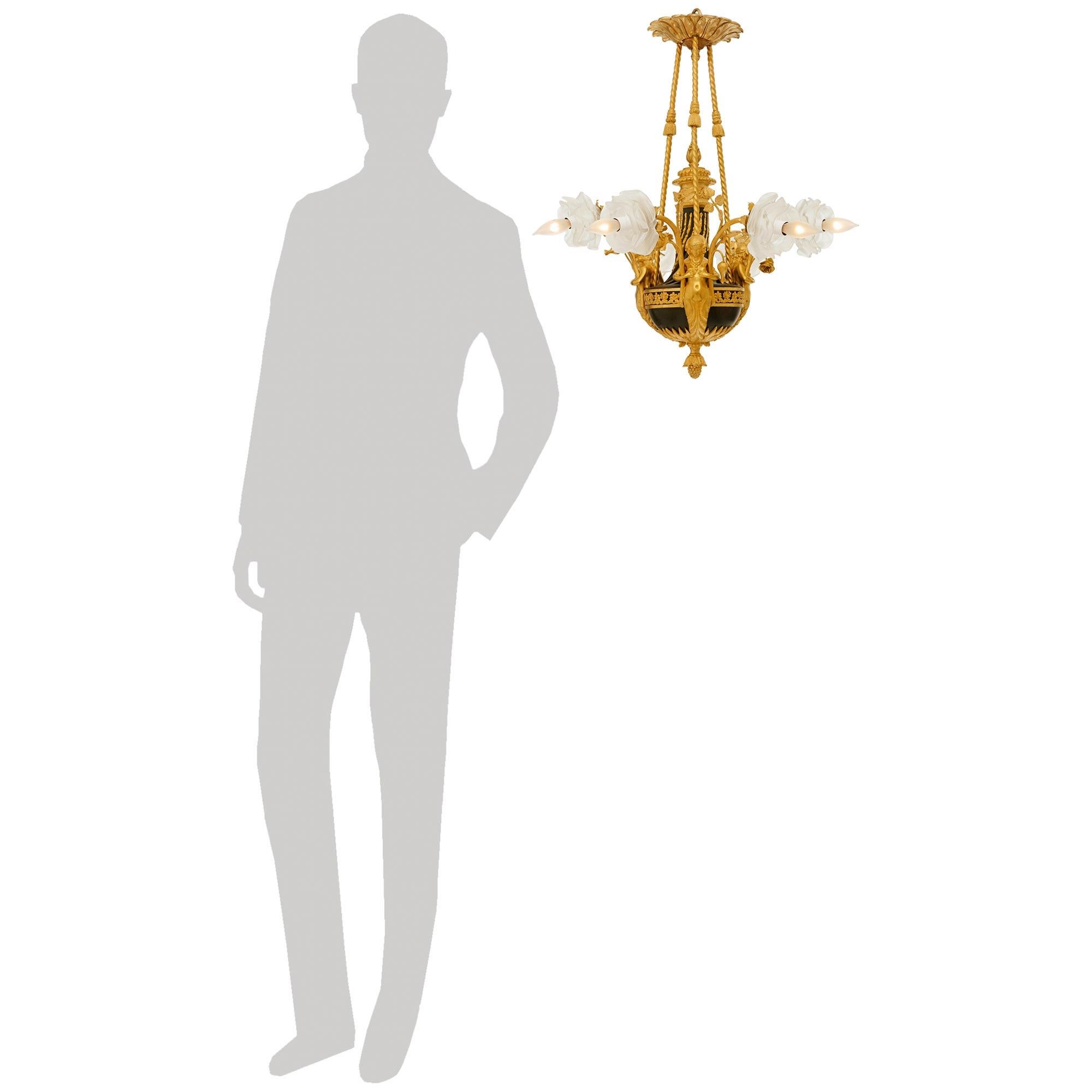 Lampadario di alta qualità in bronzo patinato e ormolu del XIX secolo French Belle Epoque, periodo Luigi XVI. Questo splendido lampadario a sei bracci è decorato nella parte inferiore da palmette finemente cesellate con un finale centrale a bacche.