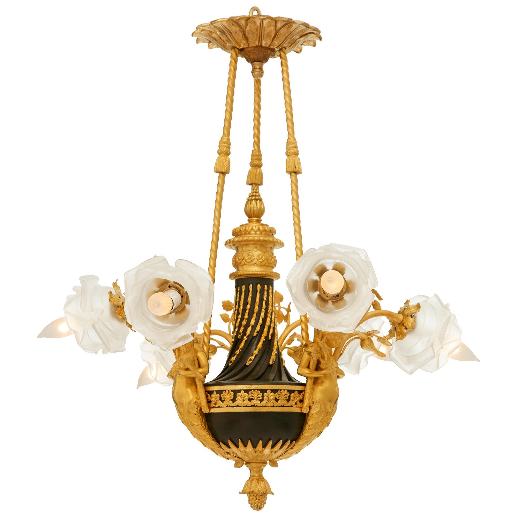 Luigi XVI Lampadario francese del XIX secolo del periodo Belle Epoque in bronzo e Ormolu in vendita