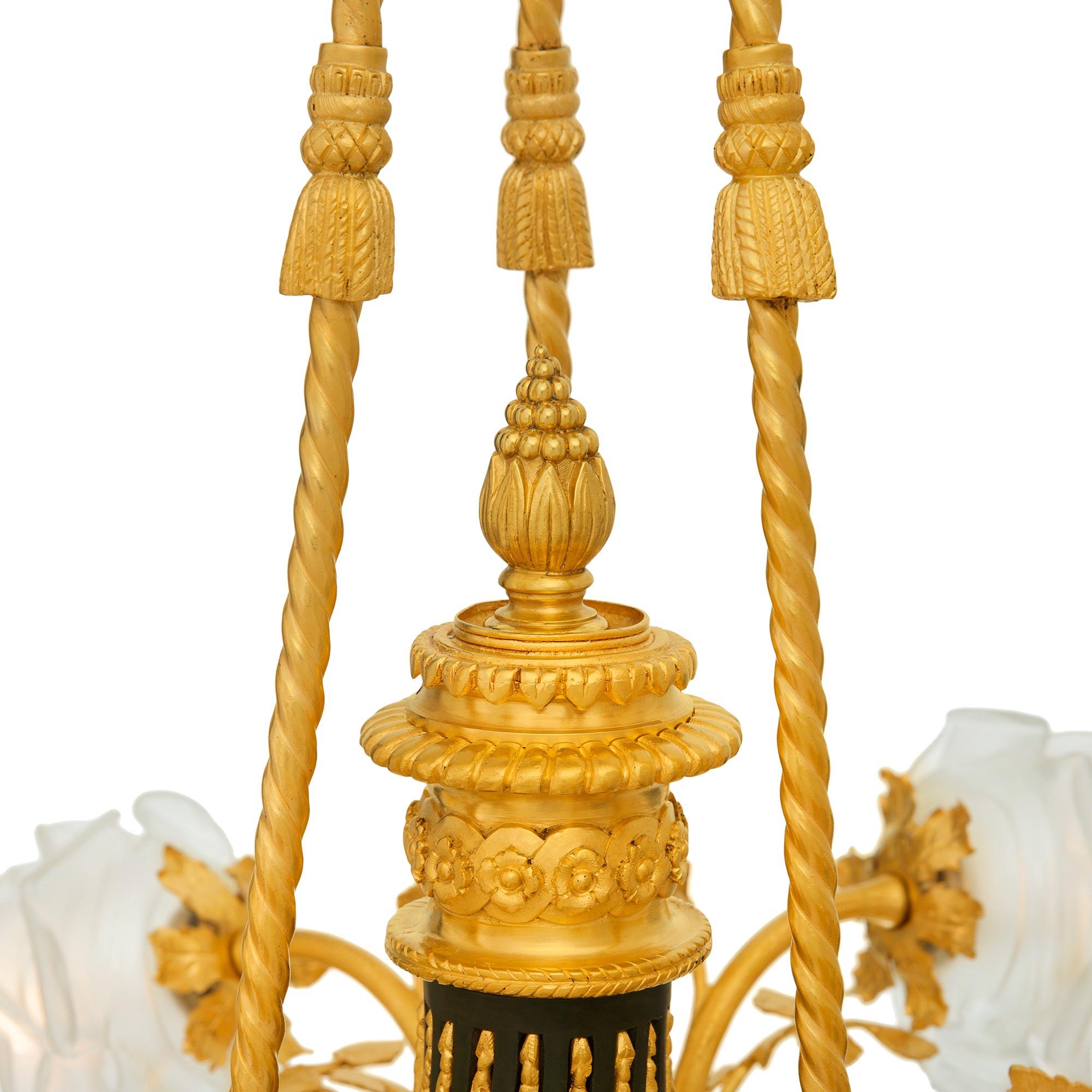 Lampadario francese del XIX secolo del periodo Belle Epoque in bronzo e Ormolu In condizioni buone in vendita a West Palm Beach, FL