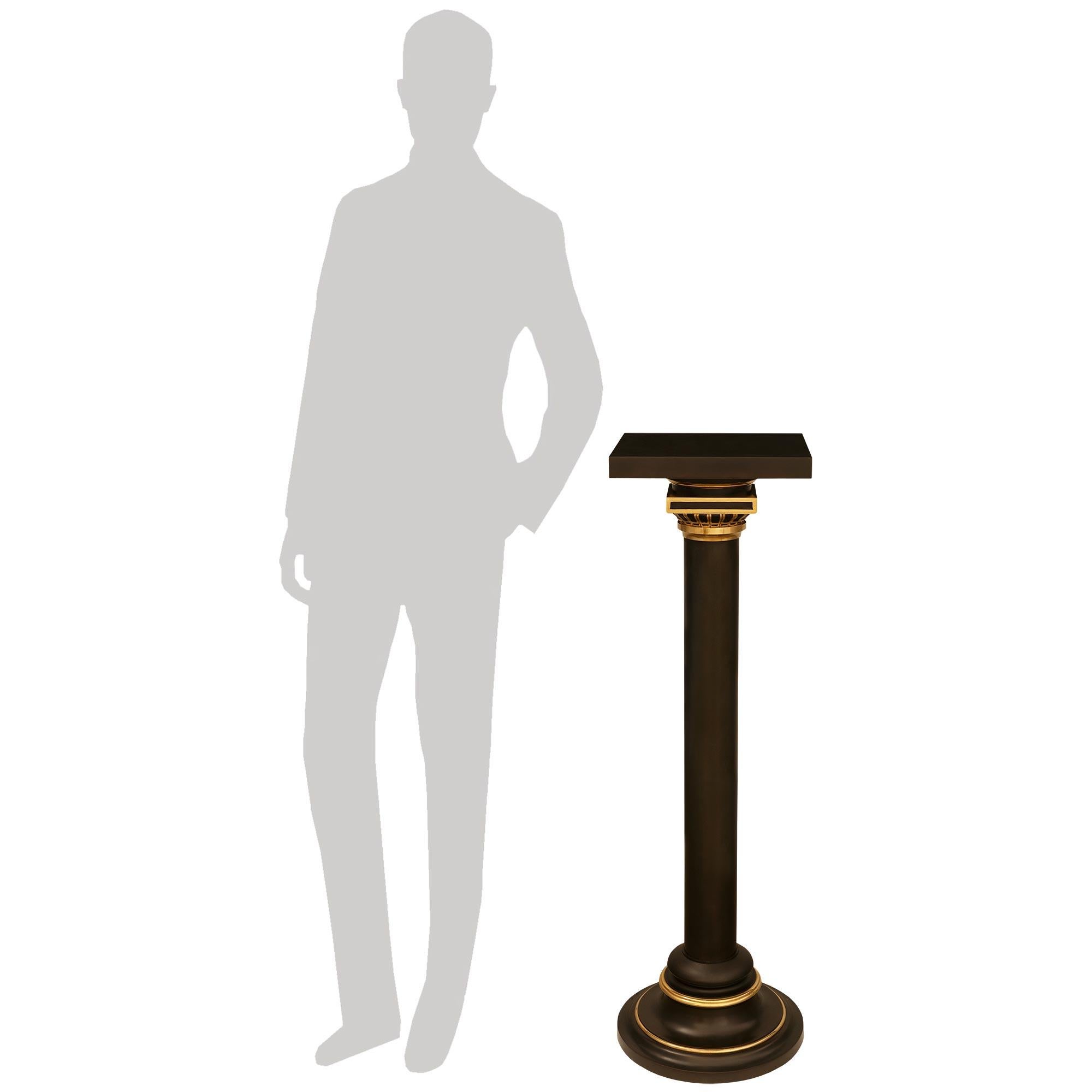 Ein eleganter französischer Sockel aus der Belle Epoque Periode Louis XVI. aus patinierter Bronze und Ormolu. Dieser hübsche Sockel wird von einem runden Sockel aus patinierter Bronze getragen, der mit Ormolu verziert ist. Darüber befindet sich die