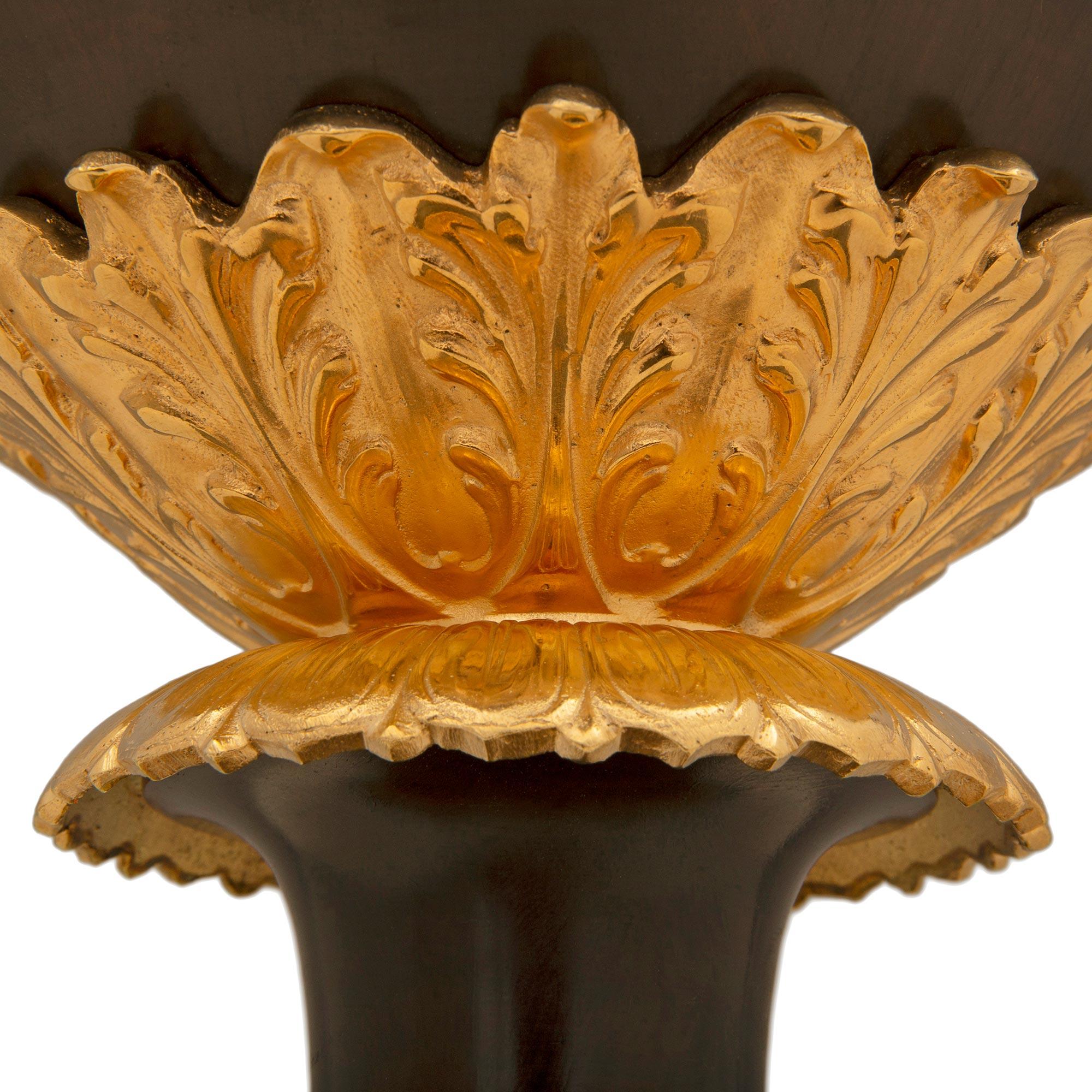 Francese, XIX secolo, periodo Belle Époque Urna in bronzo e ormeggio in vendita 4