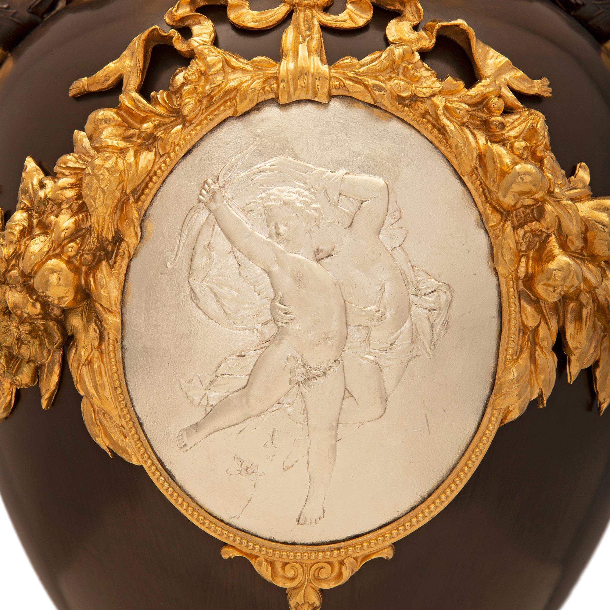 Francese, XIX secolo, periodo Belle Époque Urna in bronzo e ormeggio in vendita 1