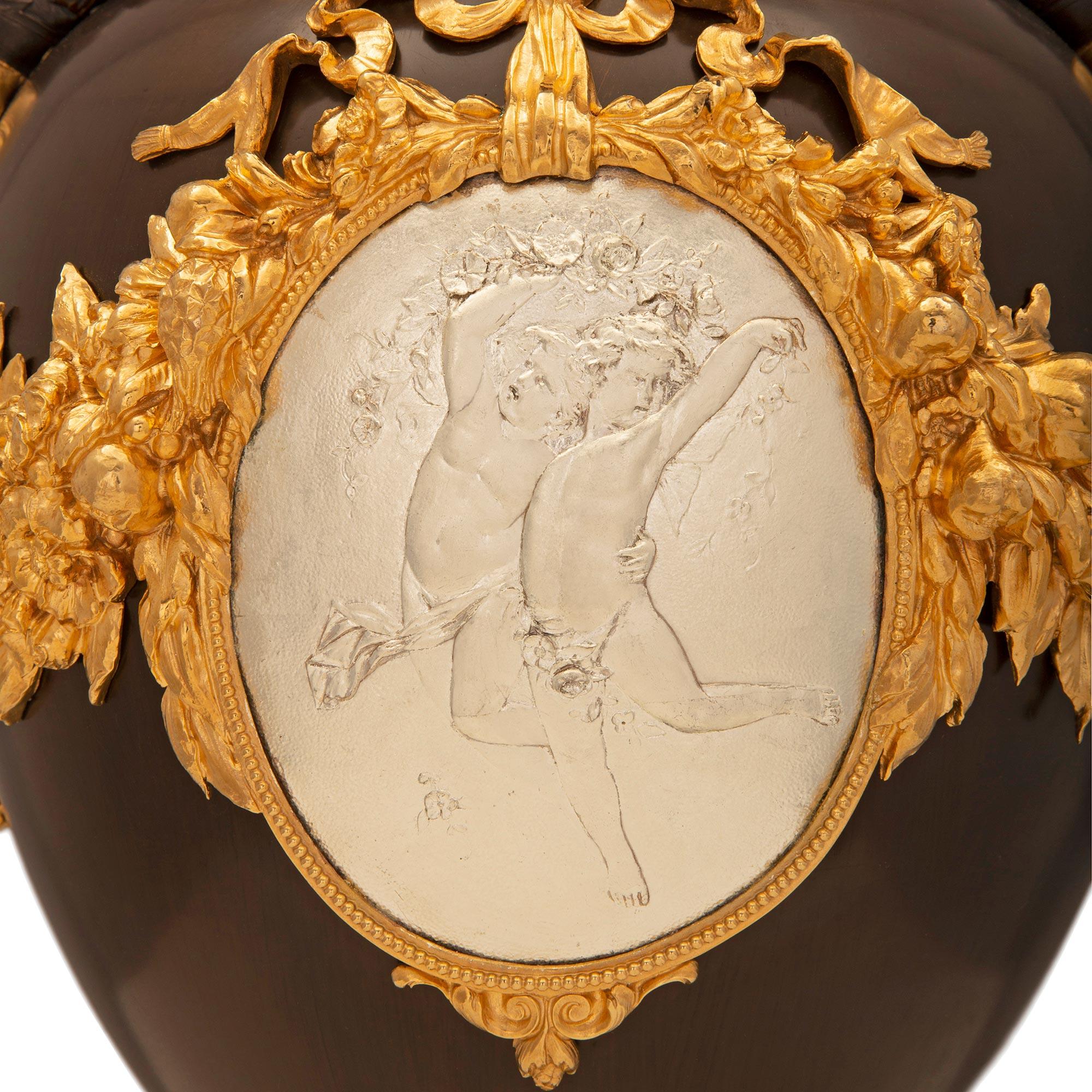 Francese, XIX secolo, periodo Belle Époque Urna in bronzo e ormeggio in vendita 2