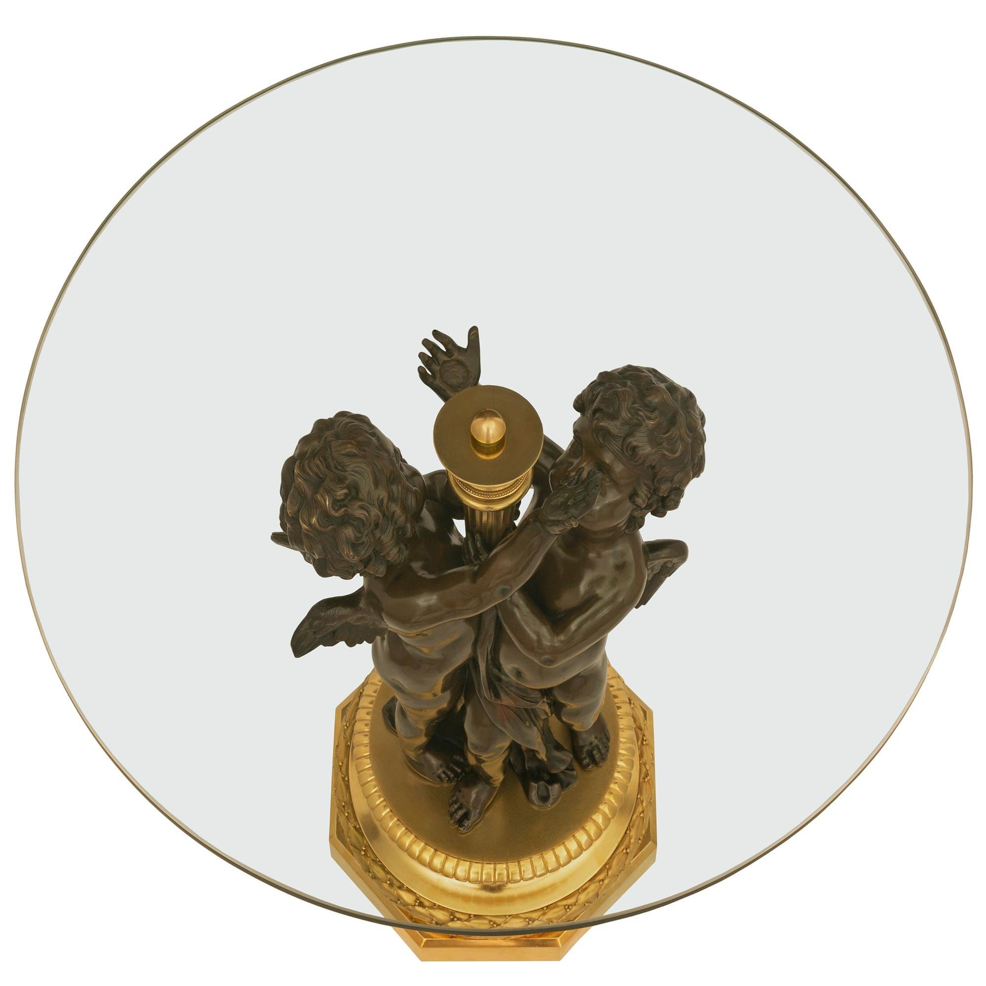 Ein außergewöhnlicher und einzigartiger französischer Beistelltisch aus der Belle Époque des 19. Jahrhunderts aus patinierter Bronze, Ormolu und Glas, gestempelt Paillard. Der niedrige Tisch steht auf einem achteckigen Sockel mit dem
