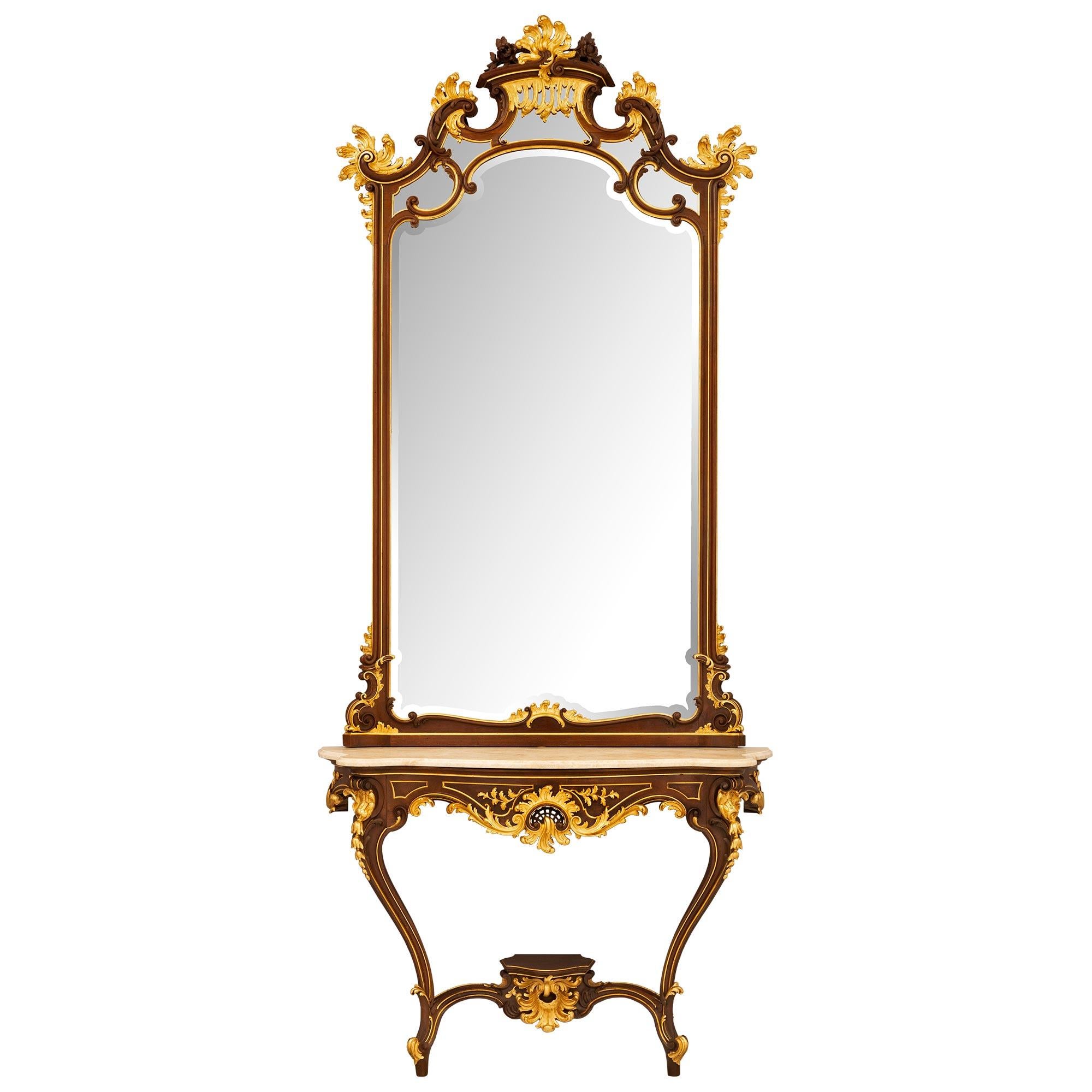 Console et miroir en noyer, bois doré et marbre Alabastro d'époque Louis XV et Belle Époque, attribués à François Linke. La console murale est surélevée par deux pieds cabriole extrêmement élégants avec de fins pieds à volutes ornés de belles