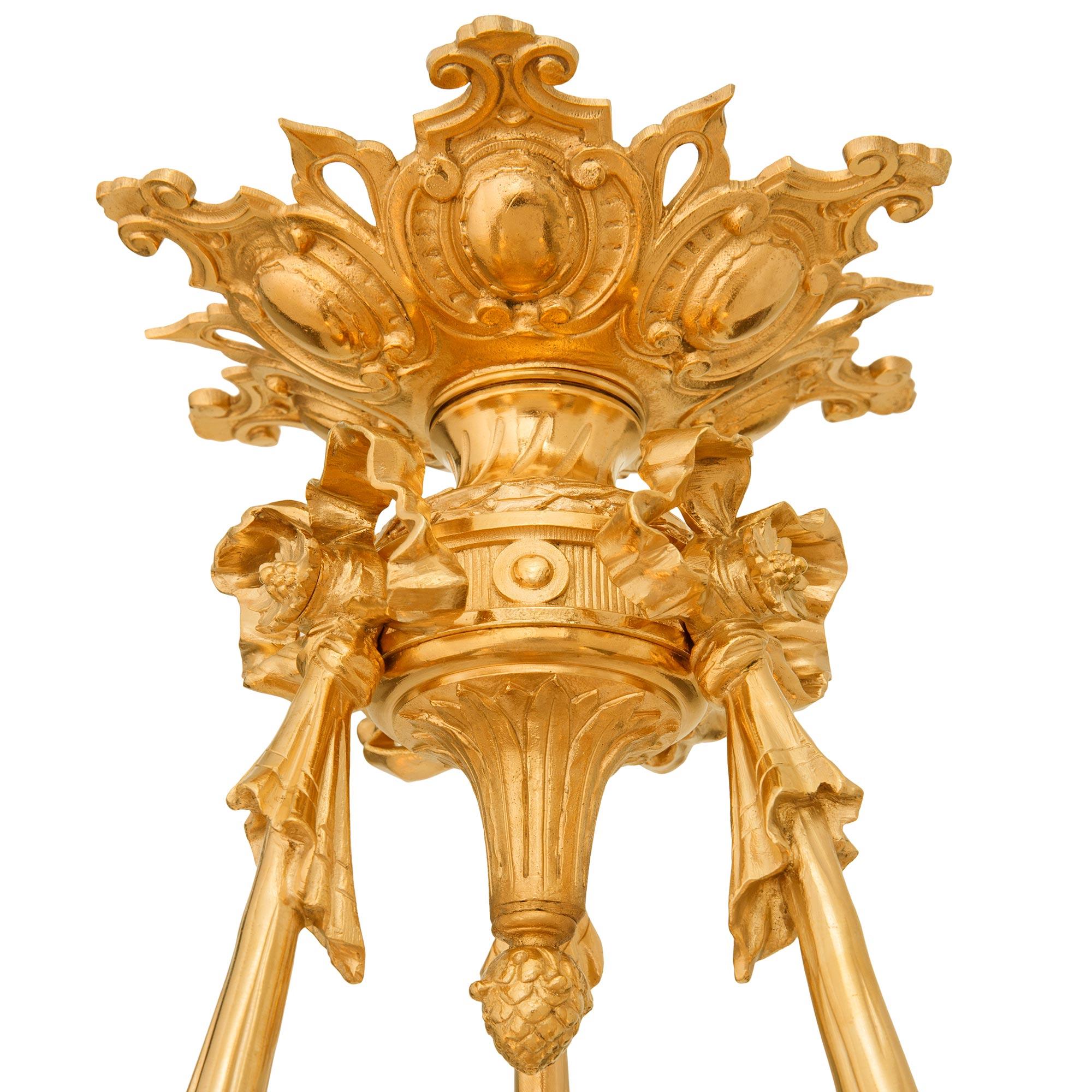 Französischer Kristall- und Ormolu-Kronleuchter aus der Belle Epoque des 19. im Zustand „Gut“ im Angebot in West Palm Beach, FL