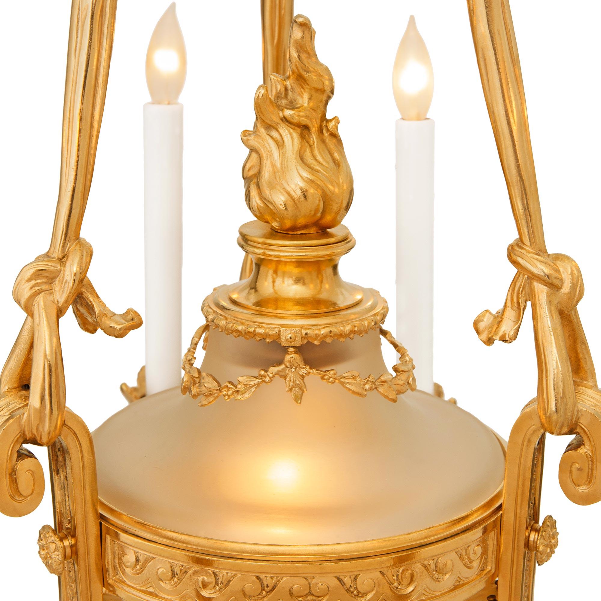 Französischer Kristall- und Ormolu-Kronleuchter aus der Belle Epoque des 19. (19. Jahrhundert) im Angebot