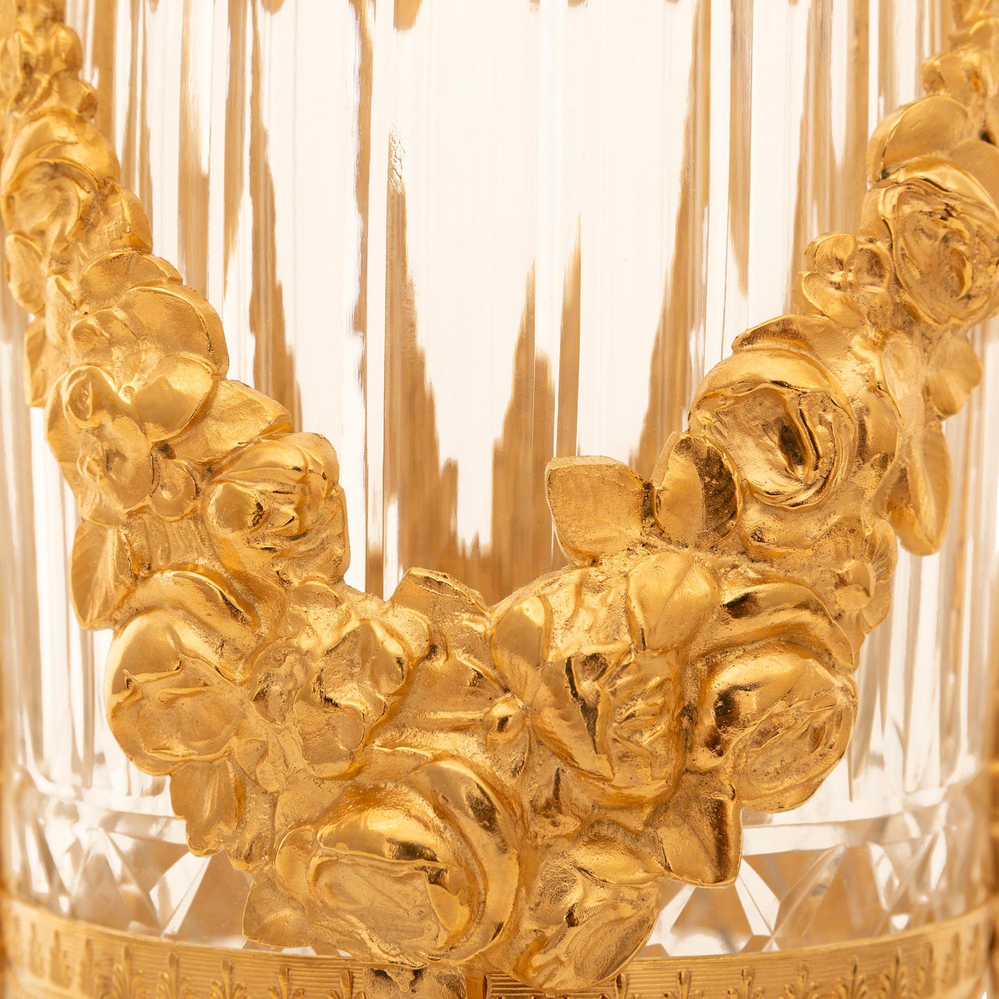 Cristallo Vaso di cristallo e ormolo francese del XIX secolo del periodo Belle Epoque in vendita