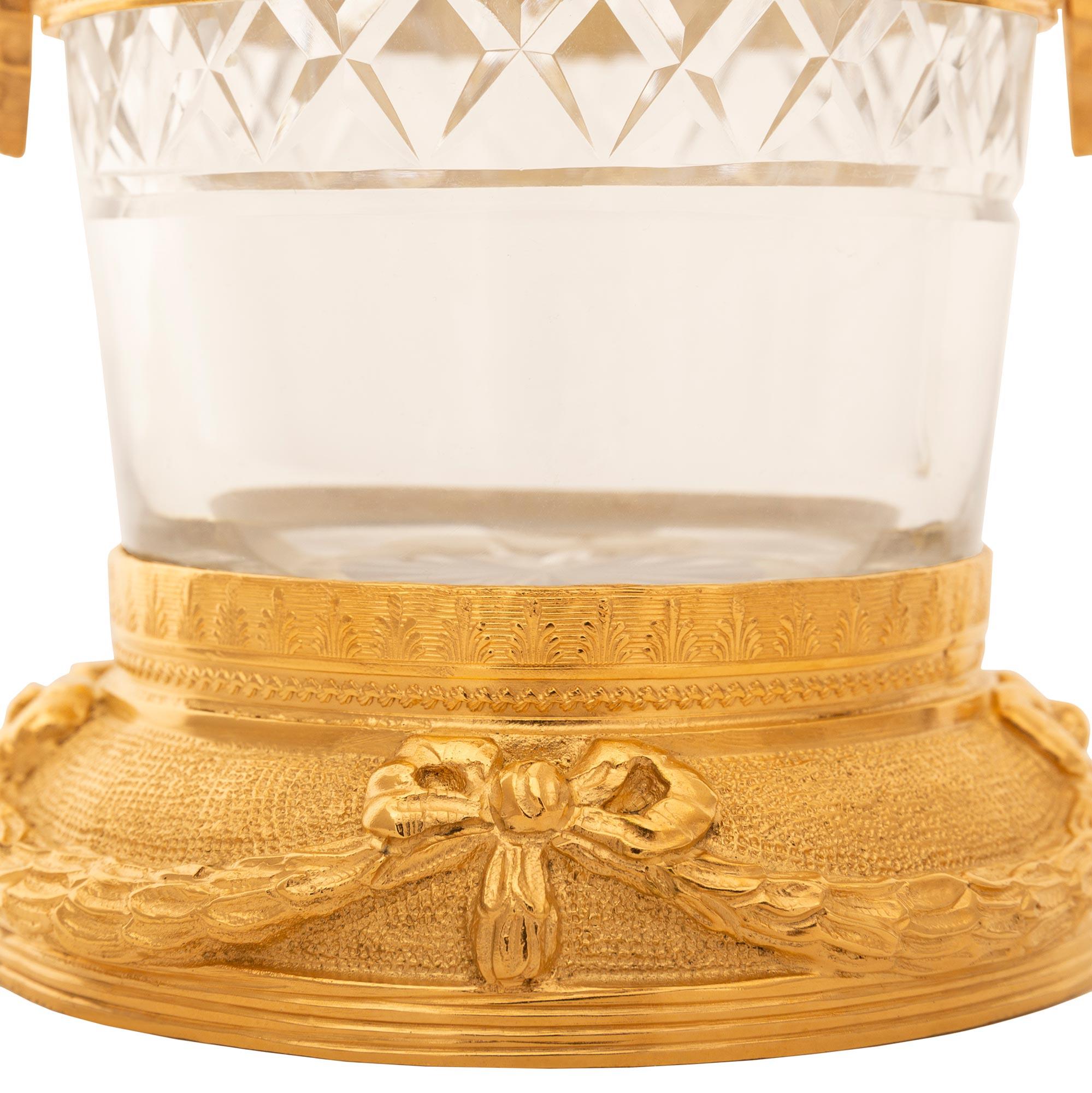 Vaso di cristallo e ormolo francese del XIX secolo del periodo Belle Epoque in vendita 1