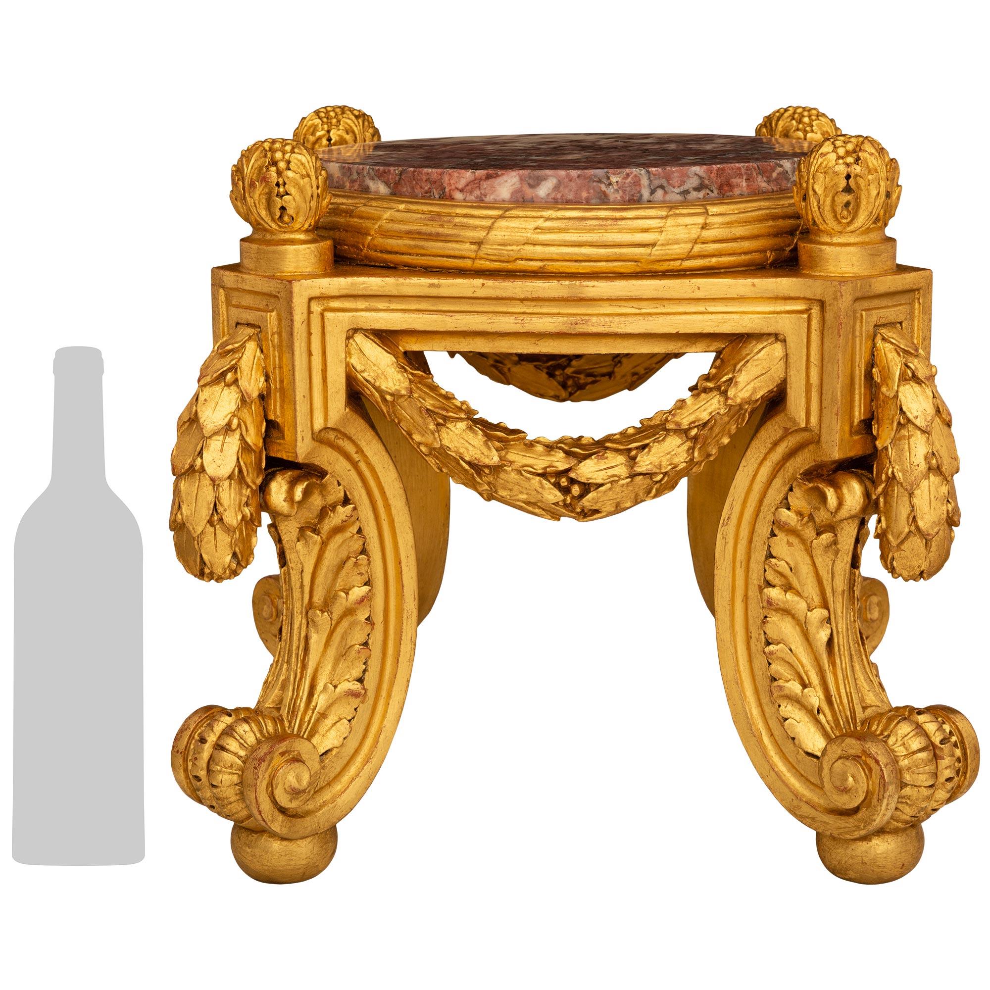 Un piédestal en bois doré et marbre Breccia Violette de grande qualité et très décoratif, de style Louis XVI, d'époque Belle Epoque, du 19ème siècle. Ce piédestal unique est surmonté de quatre pieds cabriole à volutes en 
