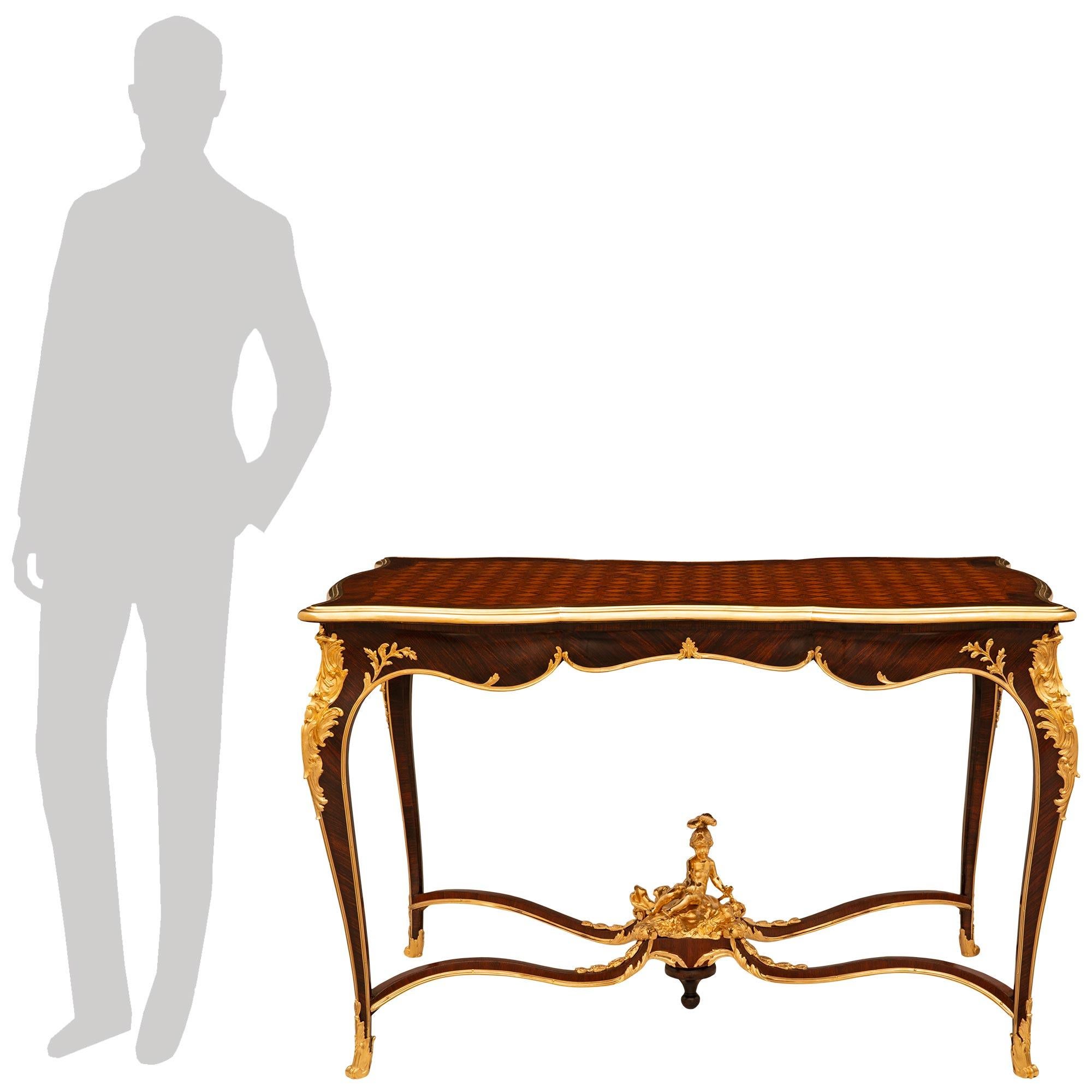 Magnífica mesa de centro francesa del siglo XIX, estilo Belle Epoque, estilo Luis XV, de madera de Kingwood, tulipwood y ormolu, a la manera de François Linke. Esta excepcional mesa se eleva sobre patas cabriolé con impresionantes sabots y chutes de