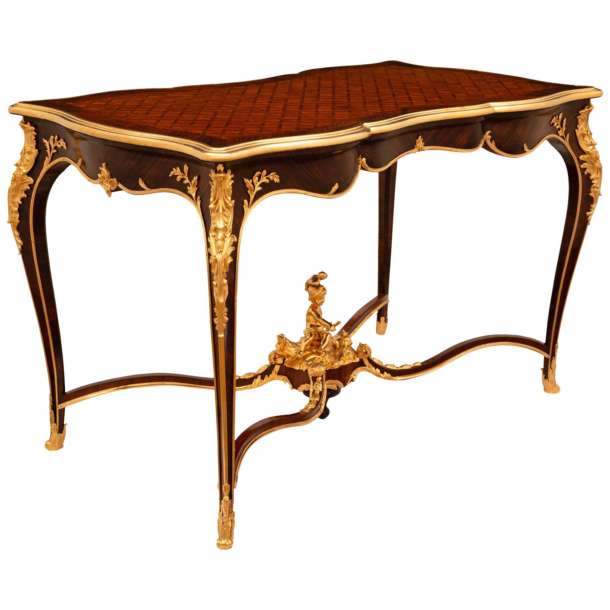Mesa de centro de madera de Rey y Ormolu del Periodo de la Belle Epoque francesa del siglo XIX Luis XV en venta