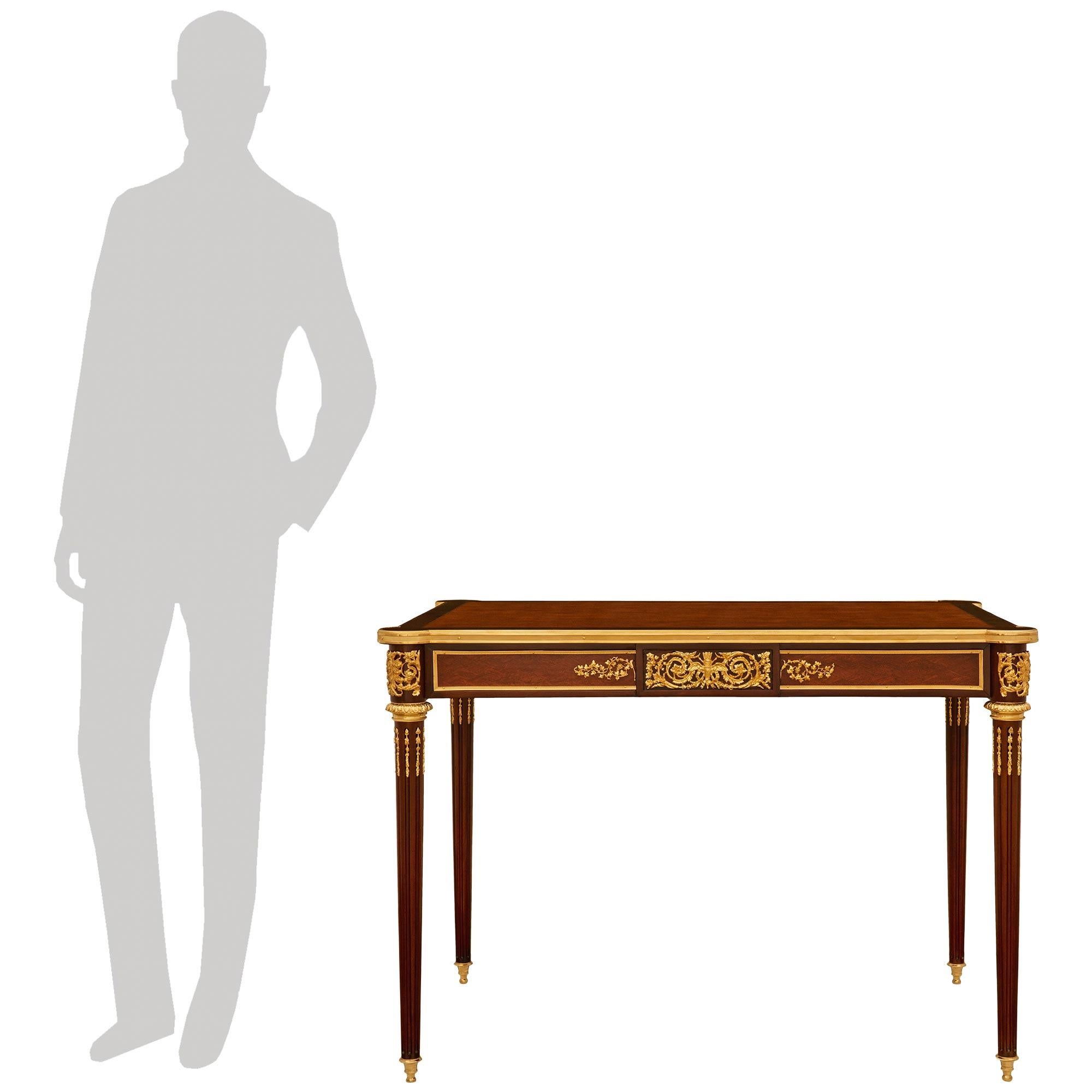Exquise table d'appoint/de bureau de haute qualité en acajou, tulipier et bronze doré de la période Louis XVI de la Belle Époque française du XIXe siècle, dans le style de François Linke. Cette superbe table repose sur des pieds cylindriques