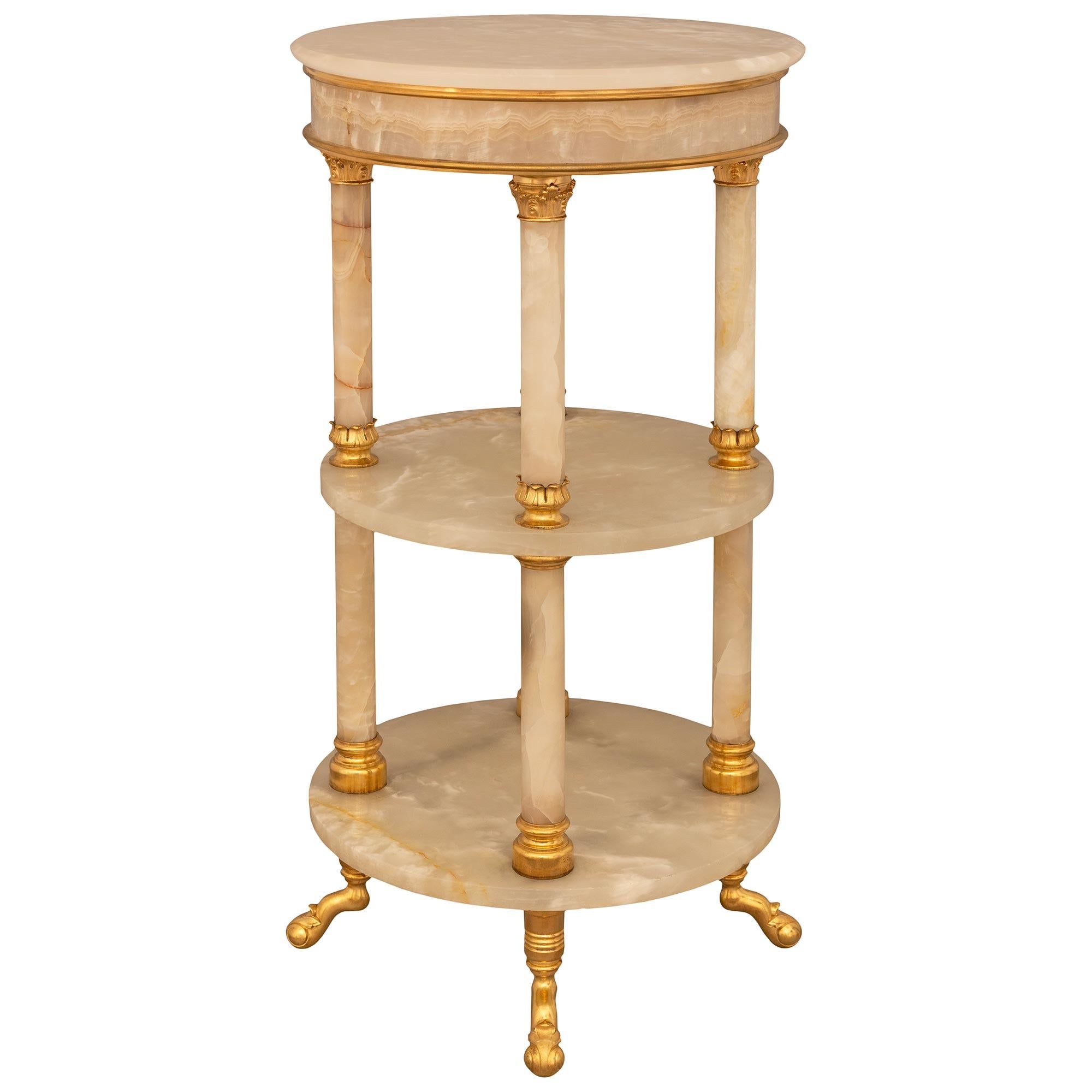 Français Table d'appoint en onyx et bronze doré d'époque Louis XVI, 19e siècle, Belle Époque en vente