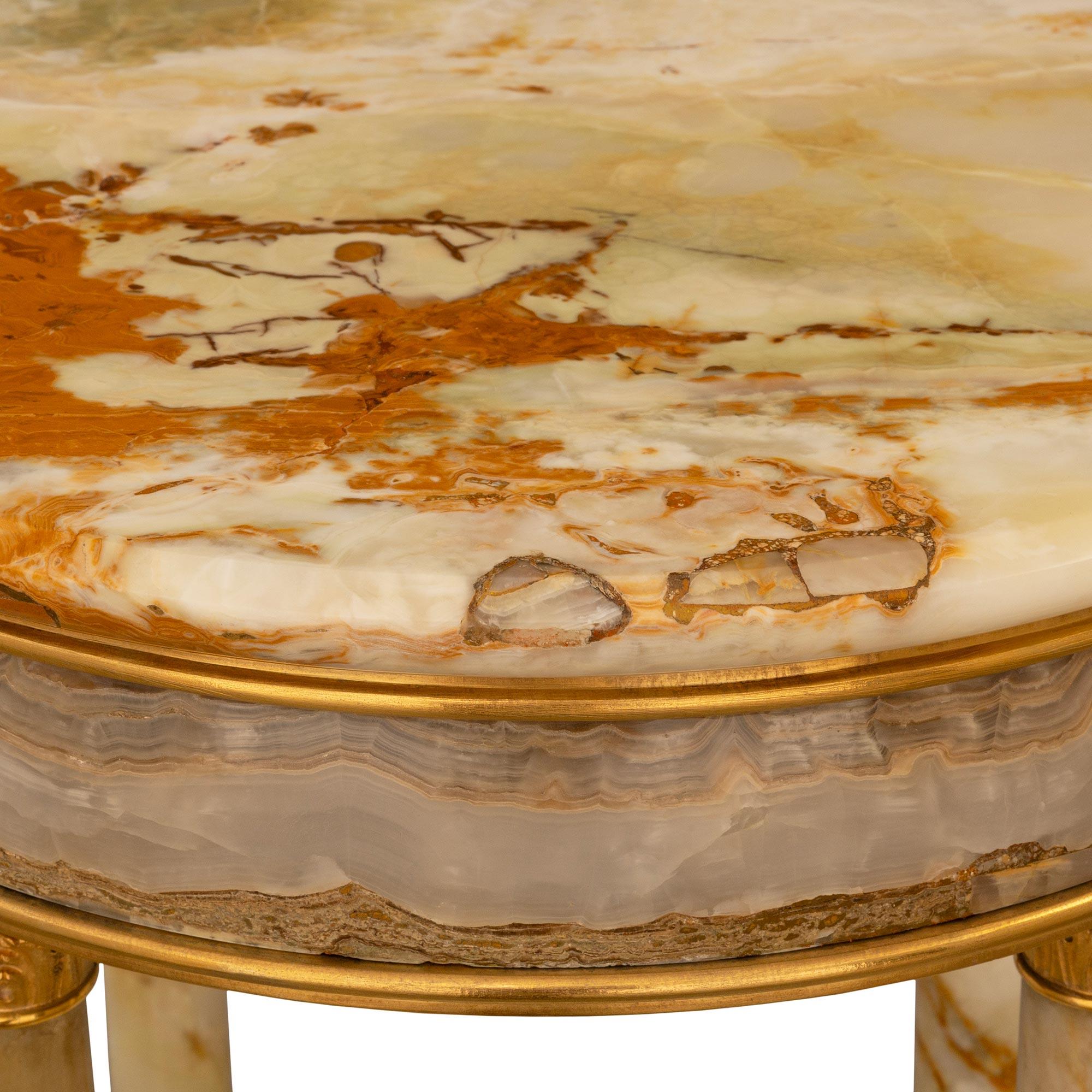Table d'appoint en onyx et bronze doré d'époque Louis XVI, 19e siècle, Belle Époque Bon état - En vente à West Palm Beach, FL