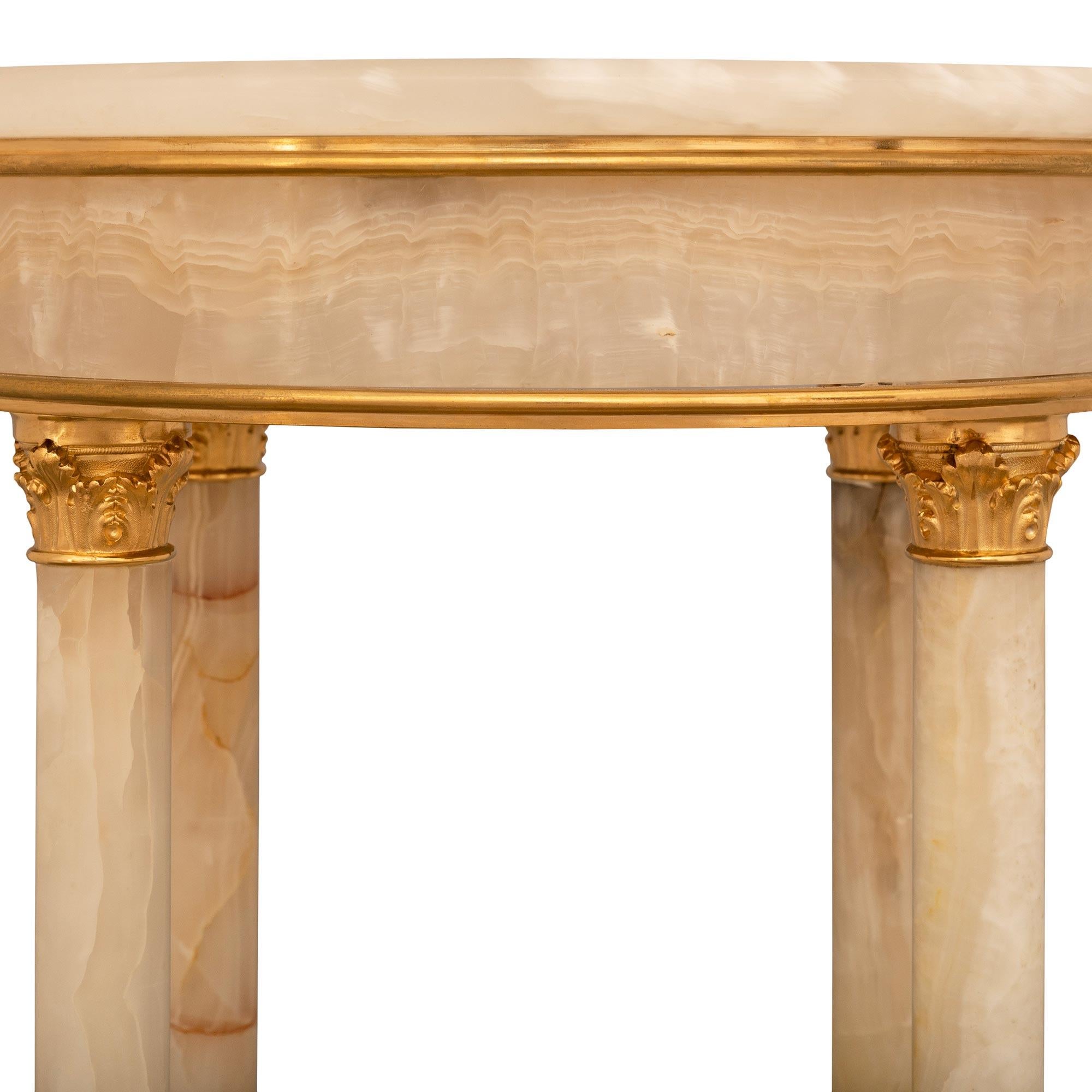 Table d'appoint en onyx et bronze doré d'époque Louis XVI, 19e siècle, Belle Époque Bon état - En vente à West Palm Beach, FL