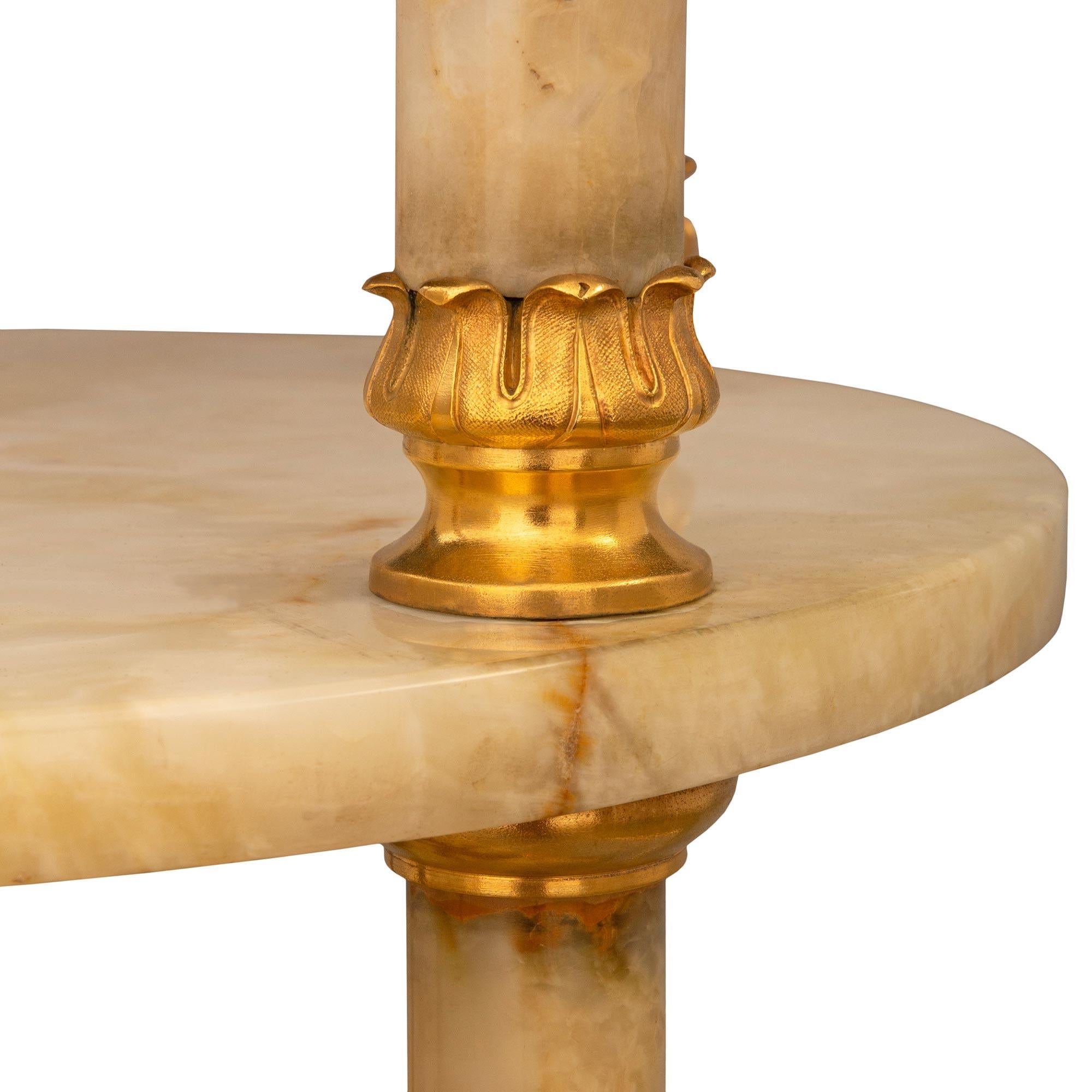 Table d'appoint en onyx et bronze doré d'époque Louis XVI, 19e siècle, Belle Époque en vente 1