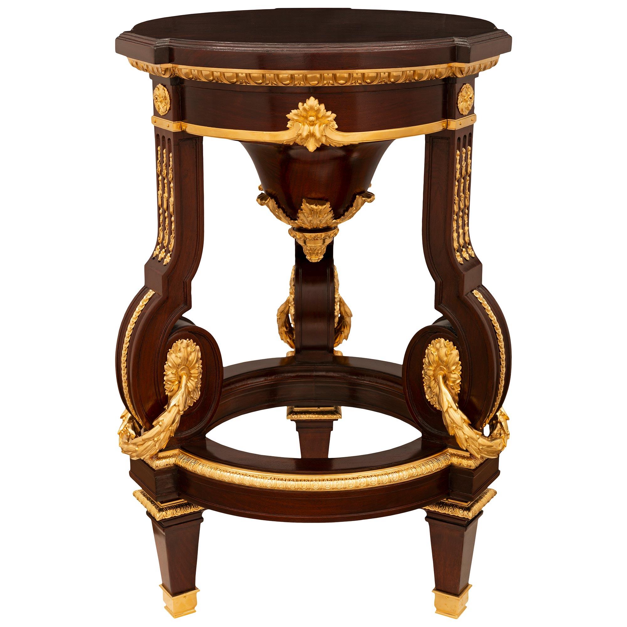 Französisch 19. Jahrhundert Belle Epoque Periode Mahagoni und Ormolu Pedestal (Louis XVI.) im Angebot