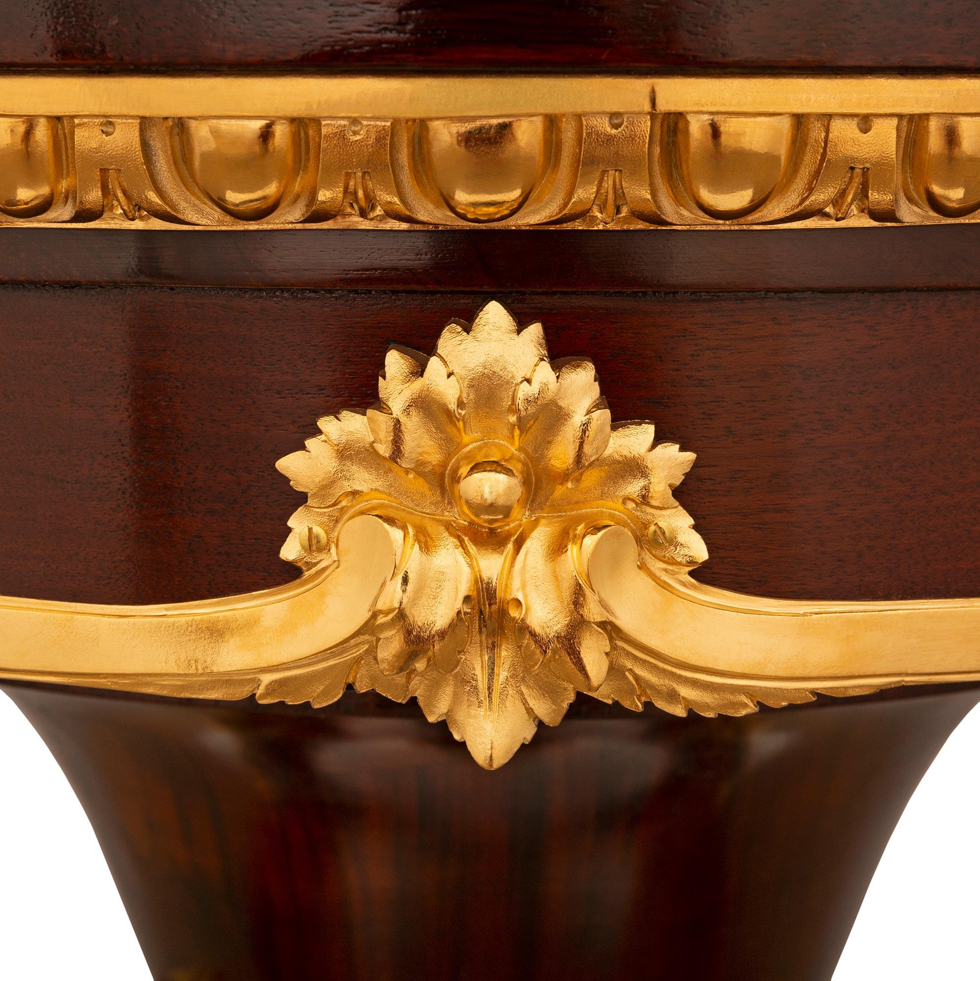 Französisch 19. Jahrhundert Belle Epoque Periode Mahagoni und Ormolu Pedestal (Goldbronze) im Angebot