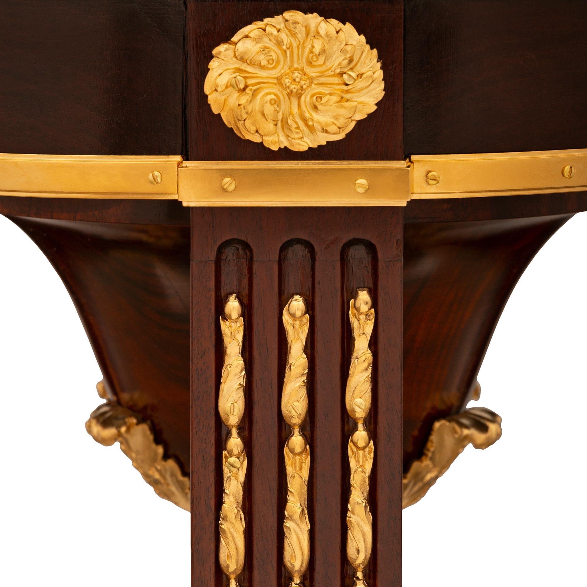 Französisch 19. Jahrhundert Belle Epoque Periode Mahagoni und Ormolu Pedestal im Angebot 1