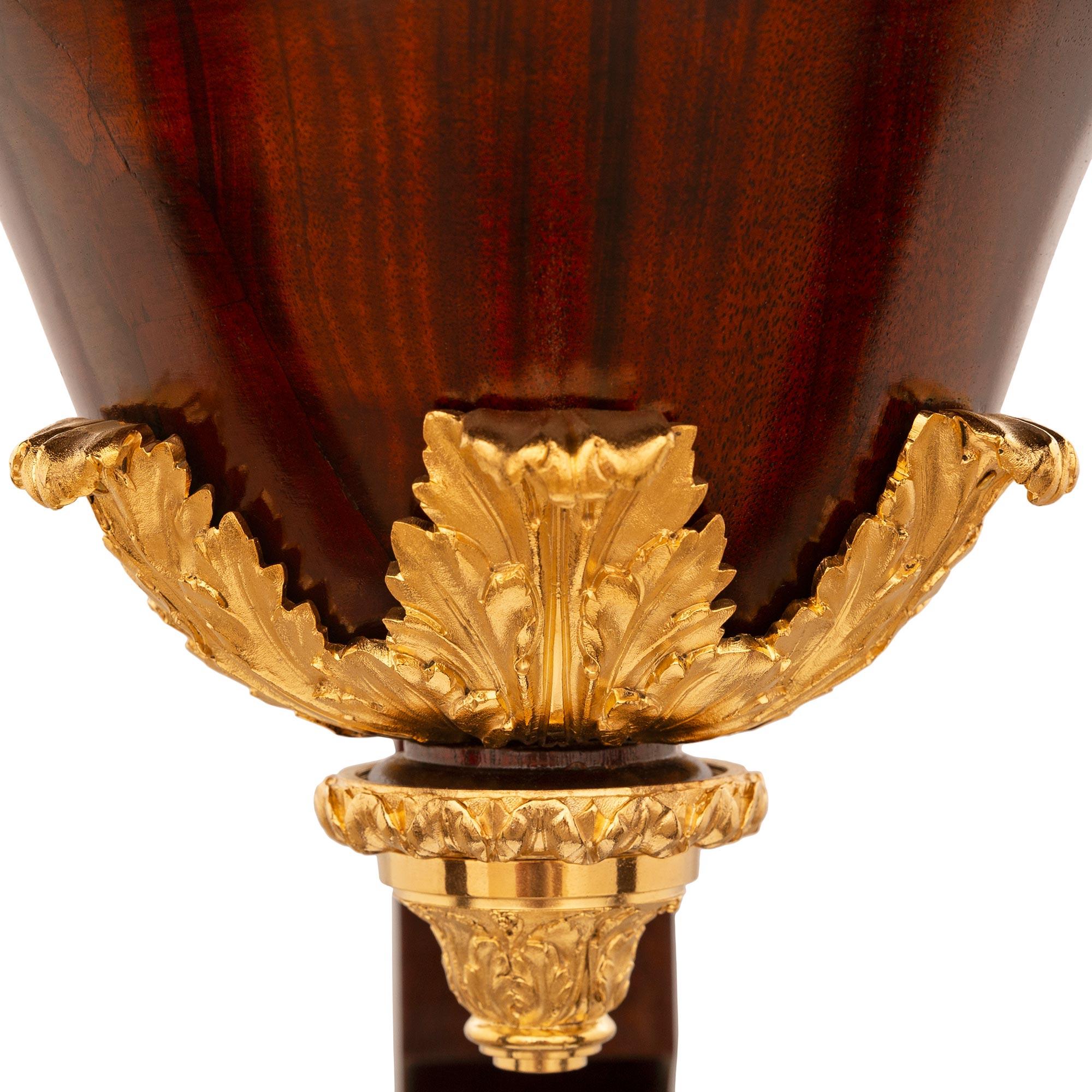 Französisch 19. Jahrhundert Belle Epoque Periode Mahagoni und Ormolu Pedestal im Angebot 2