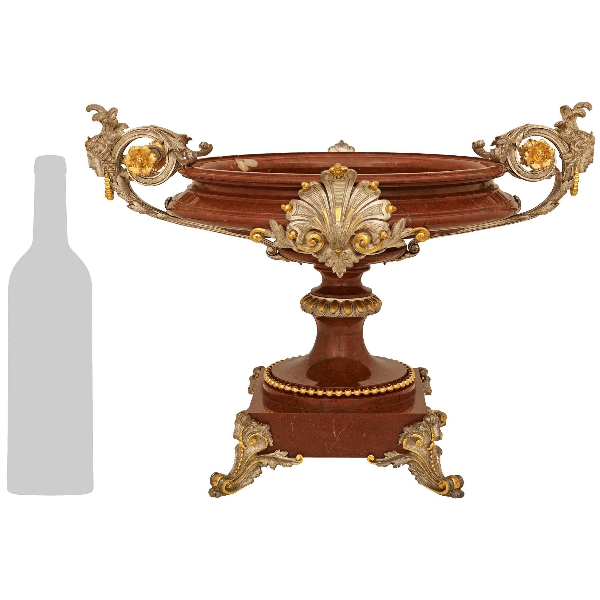 Un'urna da centrotavola in marmo Rouge Griotte, bronzo argentato e ormolu, di grande effetto e di alta qualità, risalente al XIX secolo, in French Belle Epoque Period Renaissance st. Questo splendido centrotavola è sollevato da una base quadrata in
