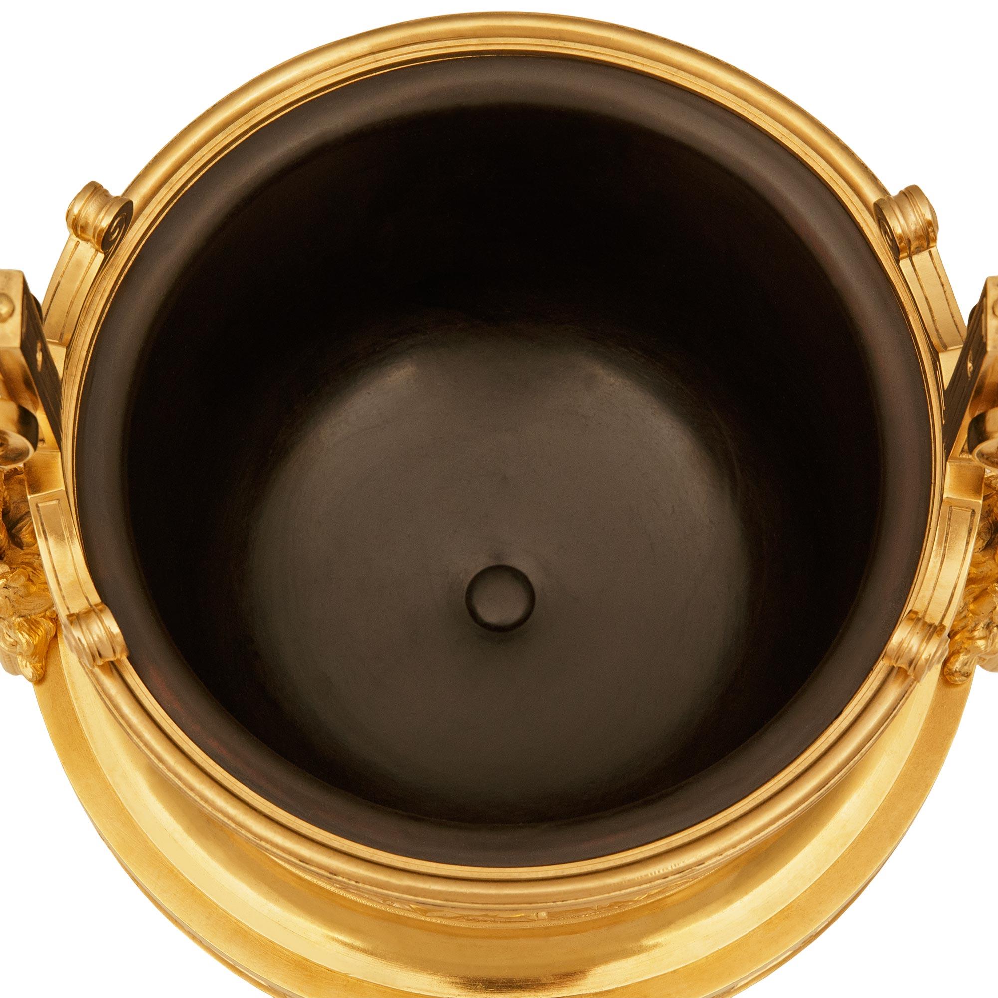 French Belle Epoque, 19ème siècle, période néo-classique. Jardinière en bronze doré en vente 4