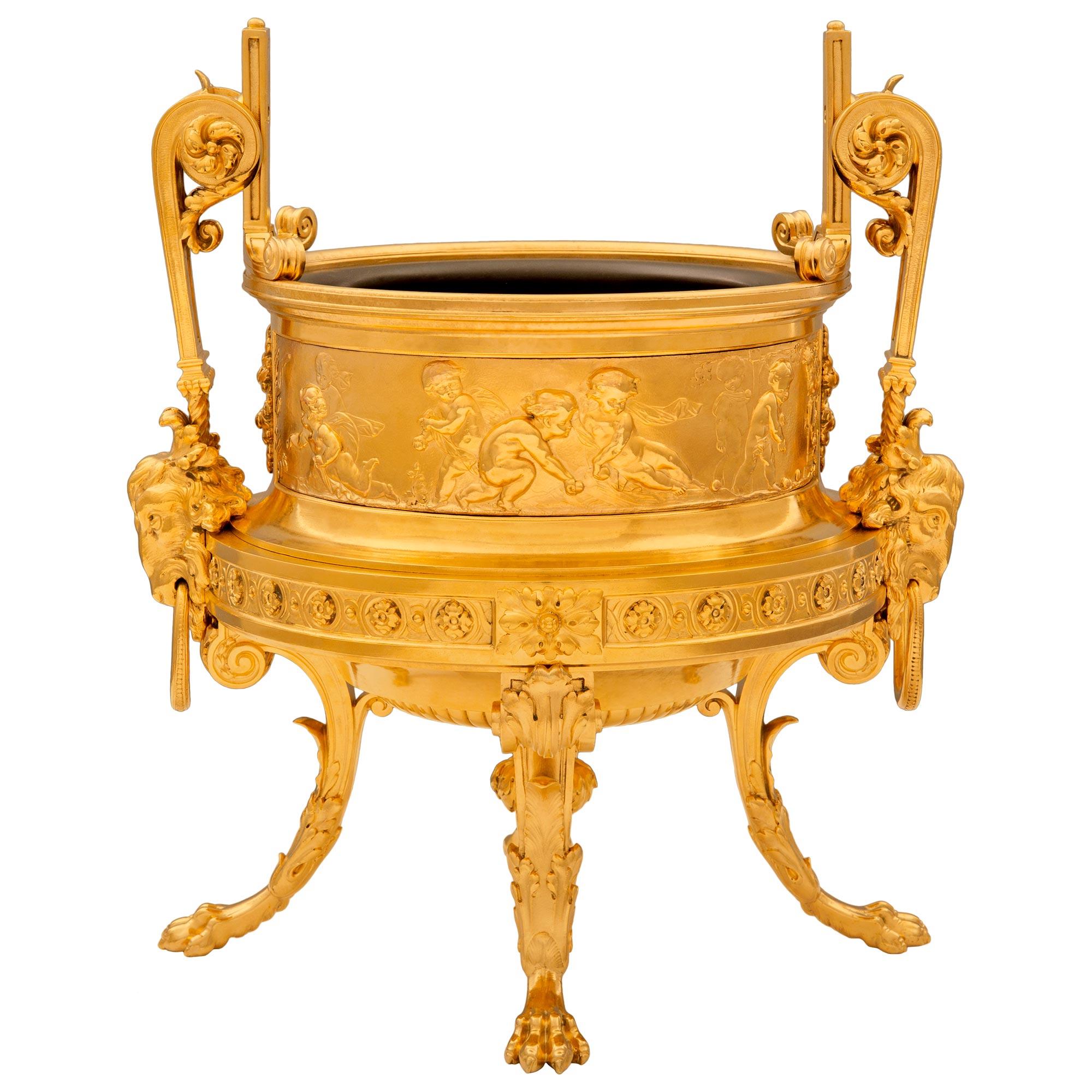 Néoclassique French Belle Epoque, 19ème siècle, période néo-classique. Jardinière en bronze doré en vente