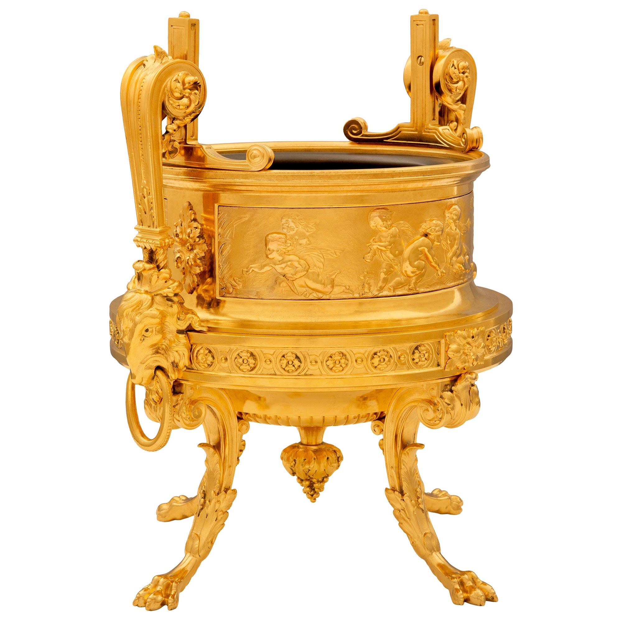 Français French Belle Epoque, 19ème siècle, période néo-classique. Jardinière en bronze doré en vente