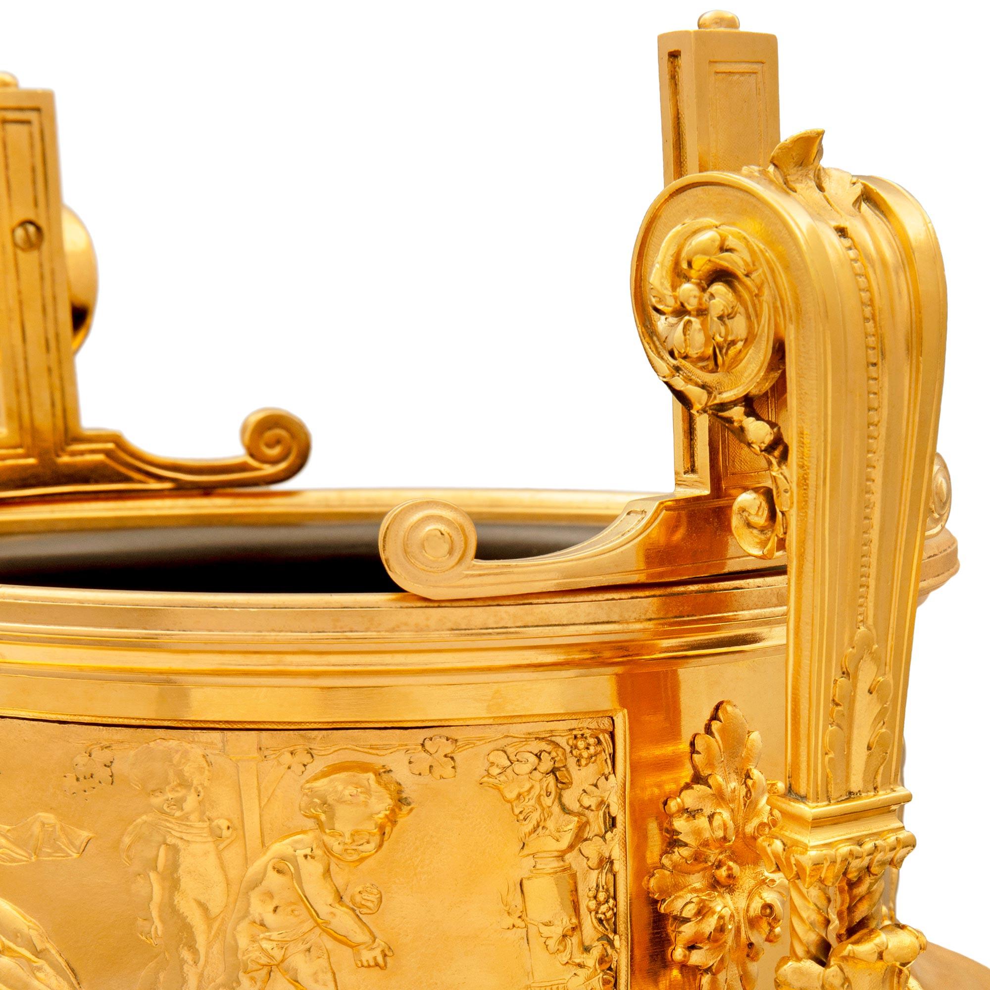 XIXe siècle French Belle Epoque, 19ème siècle, période néo-classique. Jardinière en bronze doré en vente