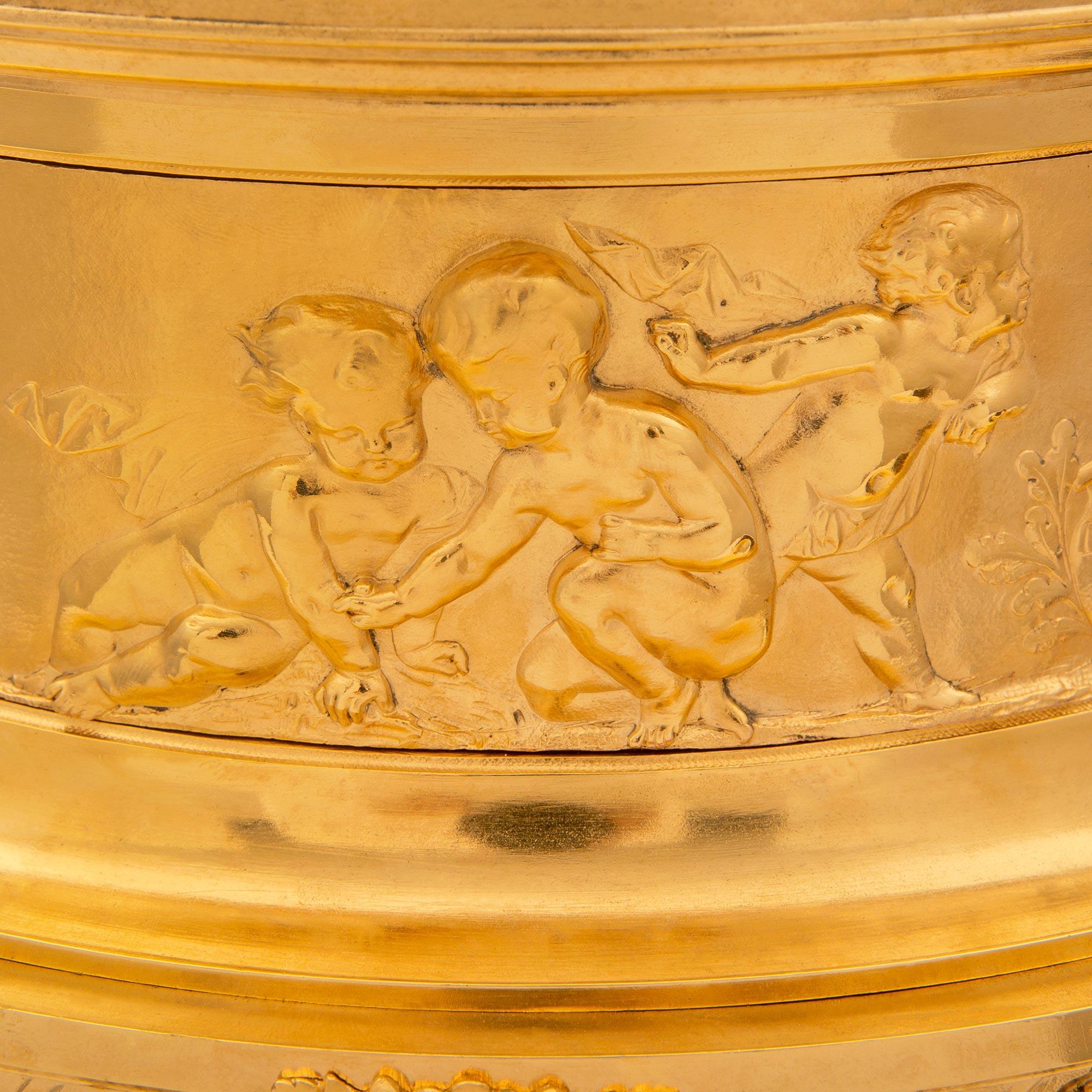 French Belle Epoque, 19ème siècle, période néo-classique. Jardinière en bronze doré en vente 1